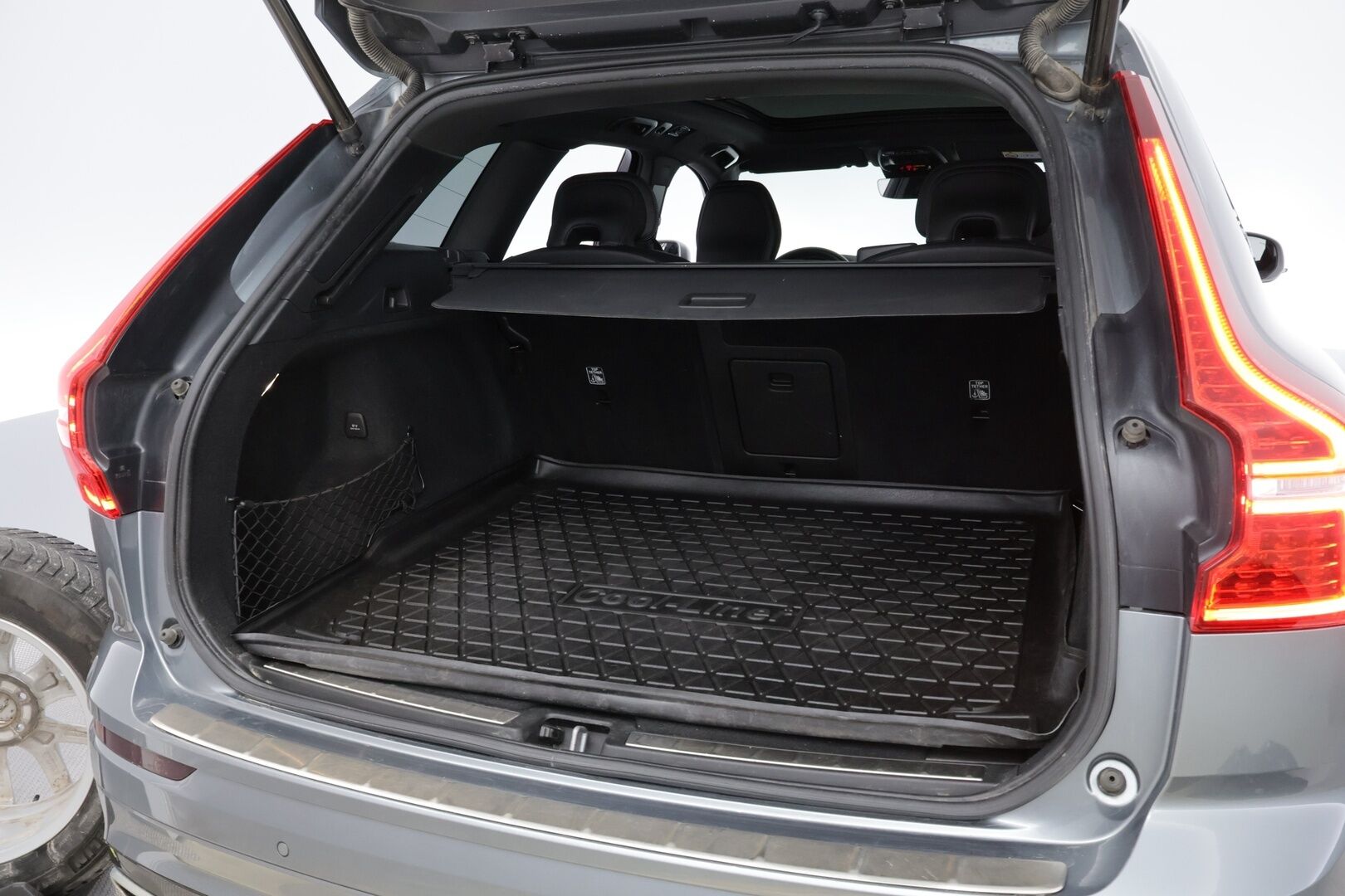Volvo XC60 2018 T8 AWD R-Design aut - Webasto | Adapt.Vakkari | Koukku | Panoraama | Peruutuskamera | Nahka-Alcantara | High Perf Audio