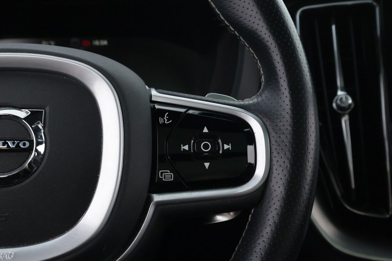 Volvo XC60 2018 T8 AWD R-Design aut - Webasto | Adapt.Vakkari | Koukku | Panoraama | Peruutuskamera | Nahka-Alcantara | High Perf Audio