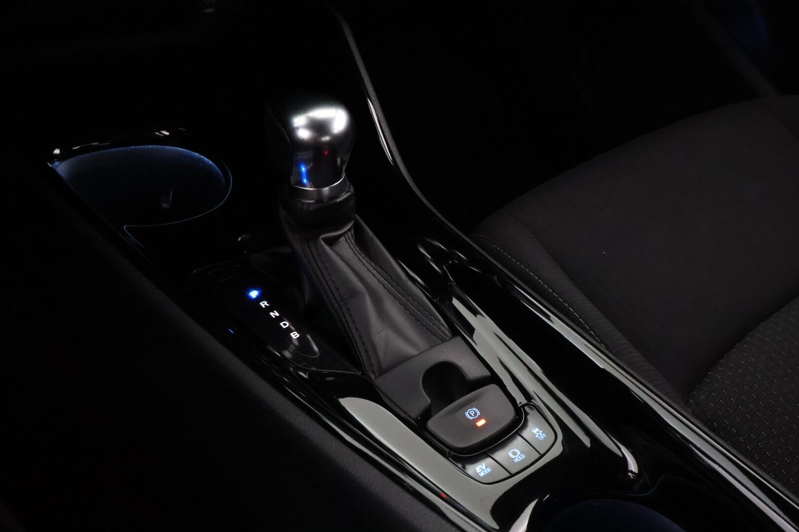 Toyota C-HR 2018 1,8 Hybrid Premium * Adapt.Vakkari / Peruutuskamera / BLIS / Ratinlämmitys / Navi / KeylessGo - Kahdet renkaat aluvantein / Juuri tullut Tampereelle!