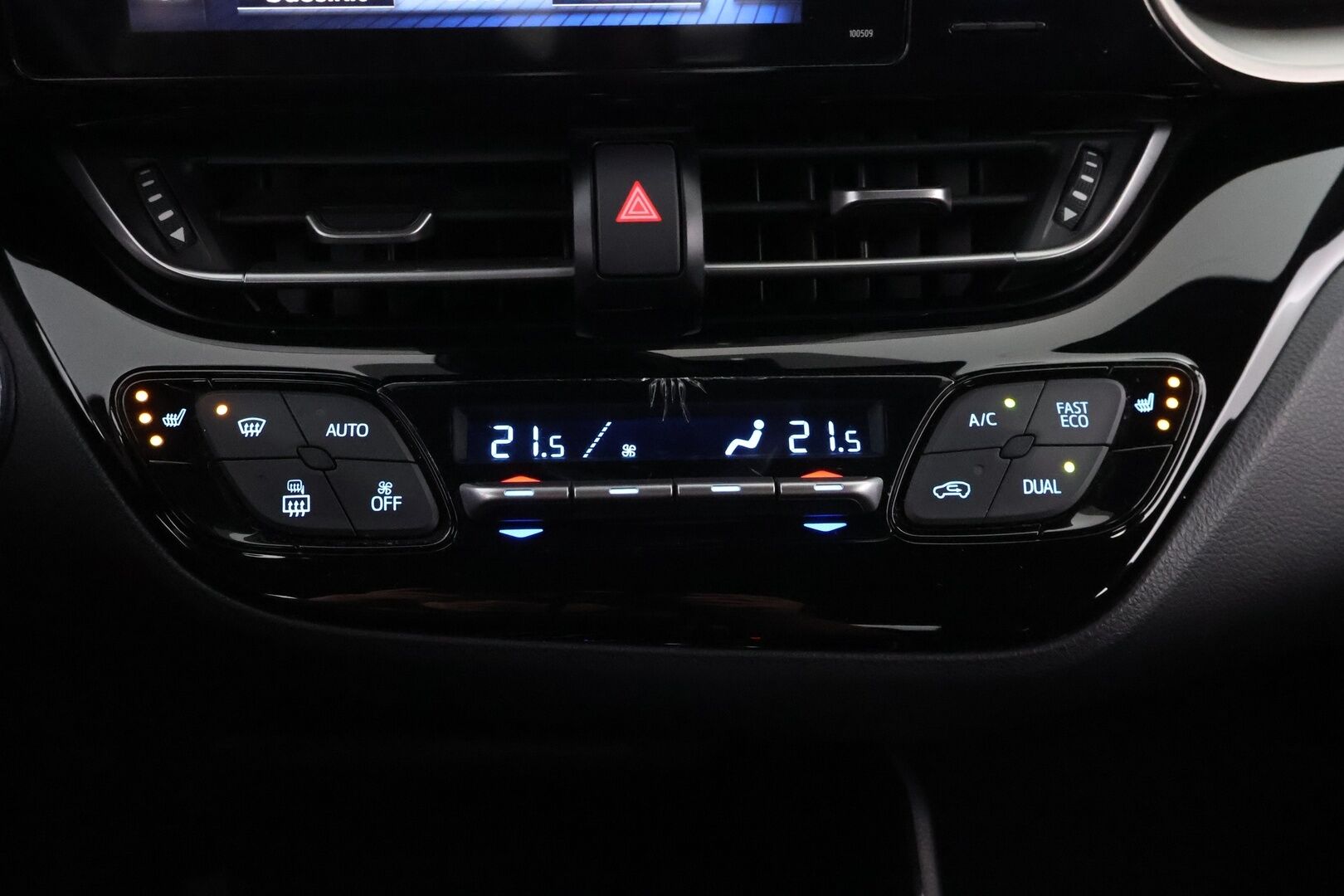 Toyota C-HR 2018 1,8 Hybrid Premium * Adapt.Vakkari / Peruutuskamera / BLIS / Ratinlämmitys / Navi / KeylessGo - Kahdet renkaat aluvantein / Juuri tullut Tampereelle! - HULLUT JOULUT KORKOTARJOUS 2,49% 