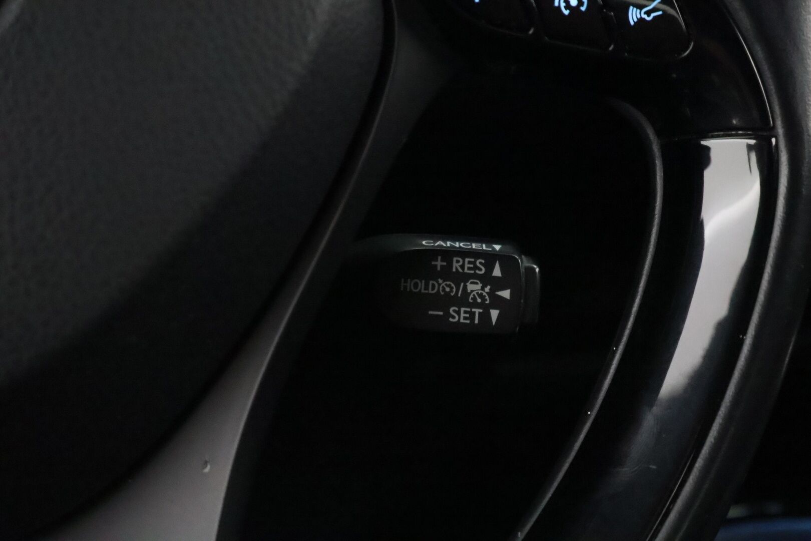 Toyota C-HR 2018 1,8 Hybrid Premium * Adapt.Vakkari / Peruutuskamera / BLIS / Ratinlämmitys / Navi / KeylessGo - Kahdet renkaat aluvantein / Juuri tullut Tampereelle! - HULLUT JOULUT KORKOTARJOUS 2,49% 