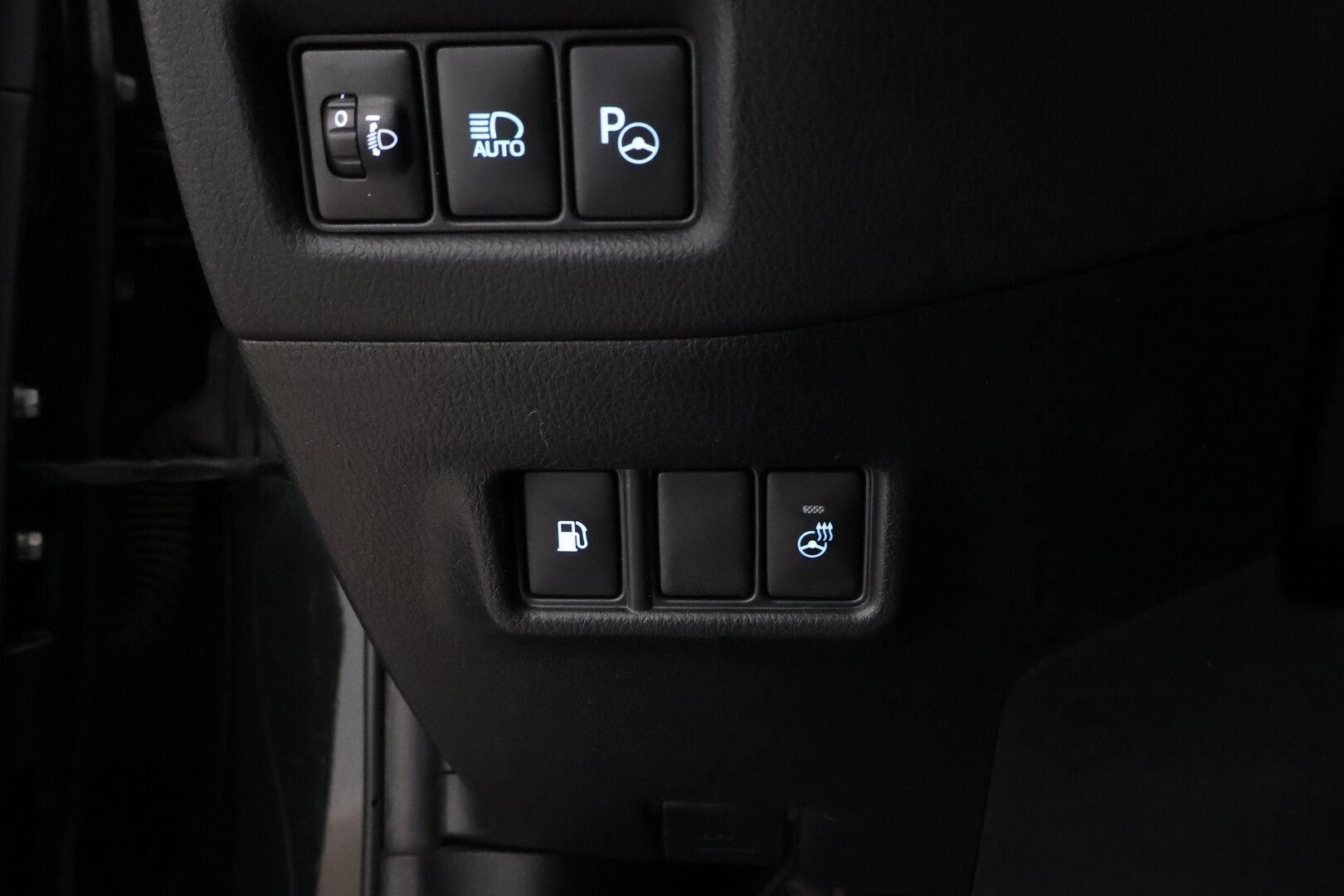 Toyota C-HR 2018 1,8 Hybrid Premium * Adapt.Vakkari / Peruutuskamera / BLIS / Ratinlämmitys / Navi / KeylessGo - Kahdet renkaat aluvantein / Juuri tullut Tampereelle!