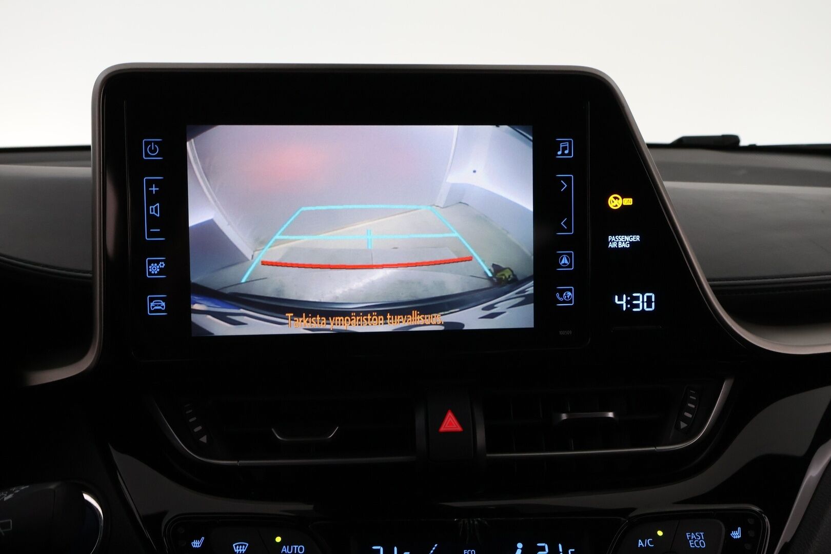 Toyota C-HR 2018 1,8 Hybrid Premium * Adapt.Vakkari / Peruutuskamera / BLIS / Ratinlämmitys / Navi / KeylessGo - Kahdet renkaat aluvantein / Juuri tullut Tampereelle! - HULLUT JOULUT KORKOTARJOUS 2,49% 