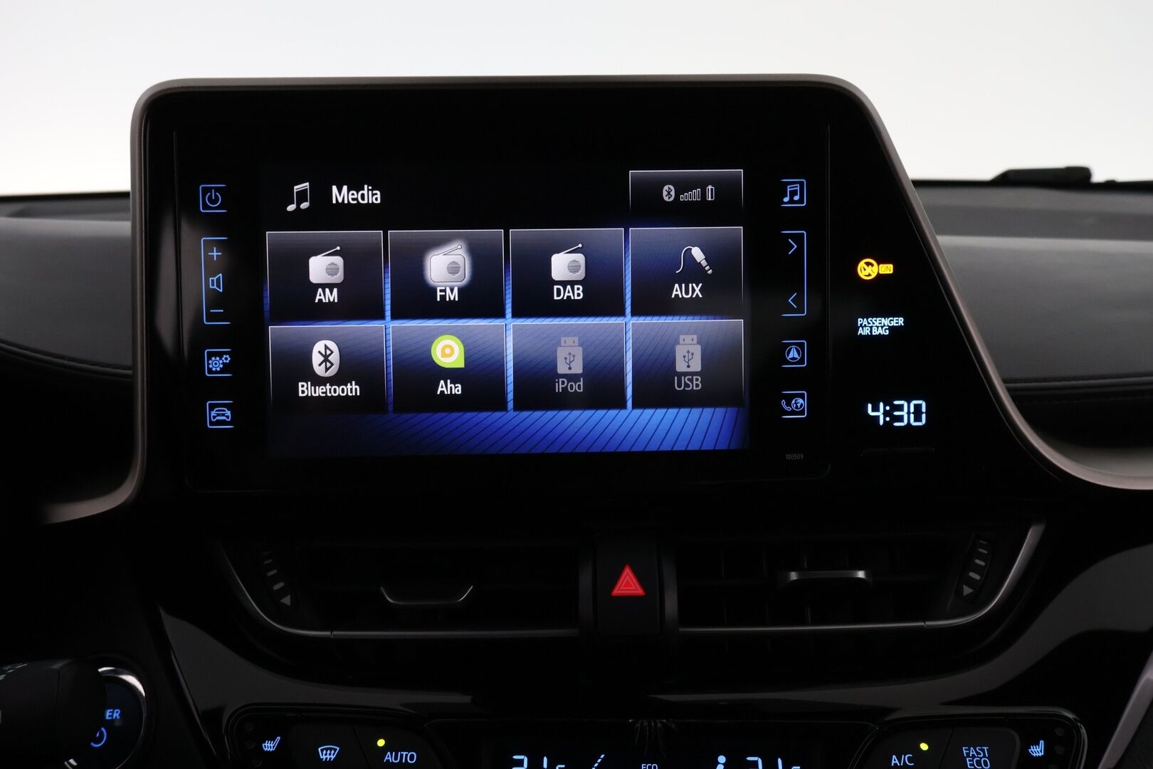 Toyota C-HR 2018 1,8 Hybrid Premium * Adapt.Vakkari / Peruutuskamera / BLIS / Ratinlämmitys / Navi / KeylessGo - Kahdet renkaat aluvantein / Juuri tullut Tampereelle! - HULLUT JOULUT KORKOTARJOUS 2,49% 