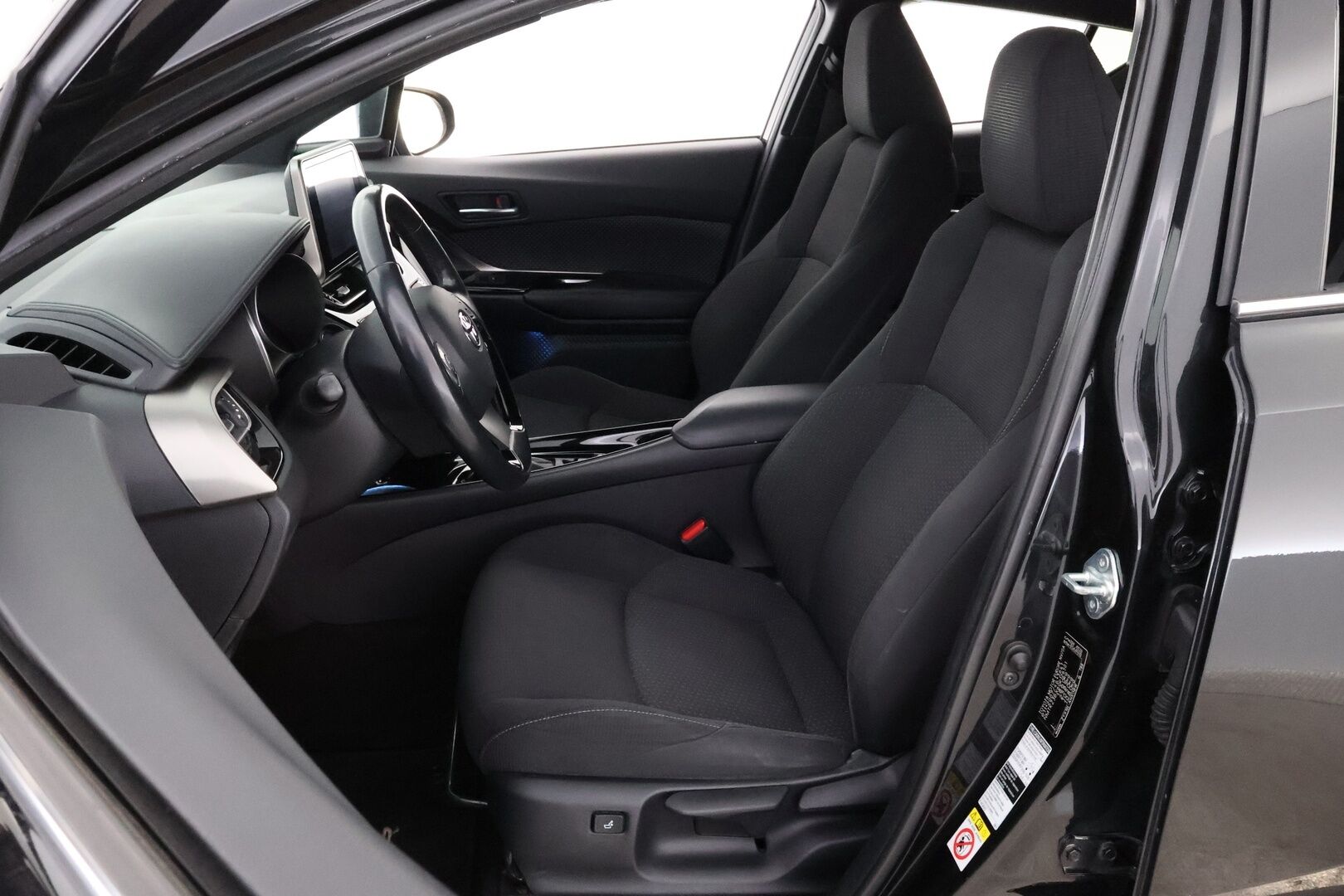 Toyota C-HR 2018 1,8 Hybrid Premium * Adapt.Vakkari / Peruutuskamera / BLIS / Ratinlämmitys / Navi / KeylessGo - Kahdet renkaat aluvantein / Juuri tullut Tampereelle!