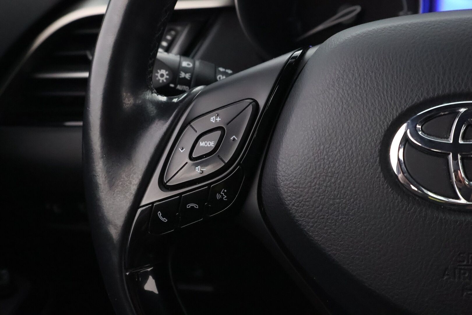 Toyota C-HR 2018 1,8 Hybrid Premium * Adapt.Vakkari / Peruutuskamera / BLIS / Ratinlämmitys / Navi / KeylessGo - Kahdet renkaat aluvantein / Juuri tullut Tampereelle!