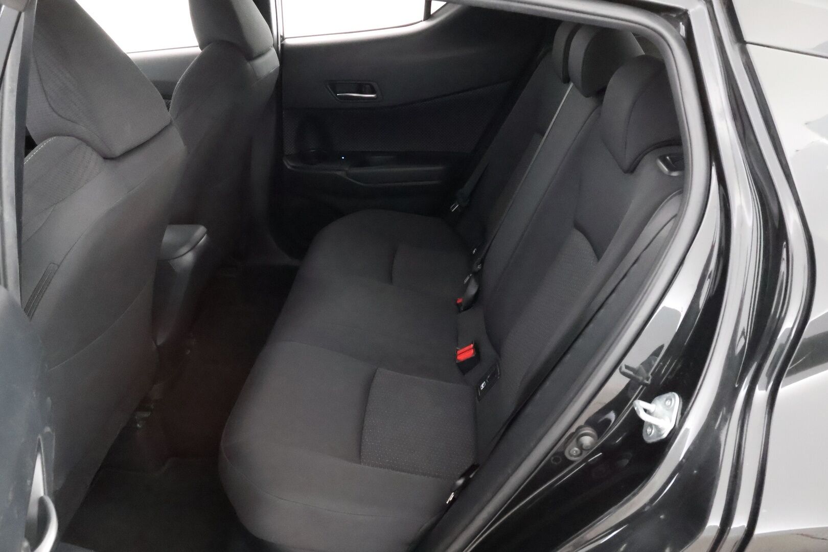 Toyota C-HR 2018 1,8 Hybrid Premium * Adapt.Vakkari / Peruutuskamera / BLIS / Ratinlämmitys / Navi / KeylessGo - Kahdet renkaat aluvantein / Juuri tullut Tampereelle! - HULLUT JOULUT KORKOTARJOUS 2,49% 