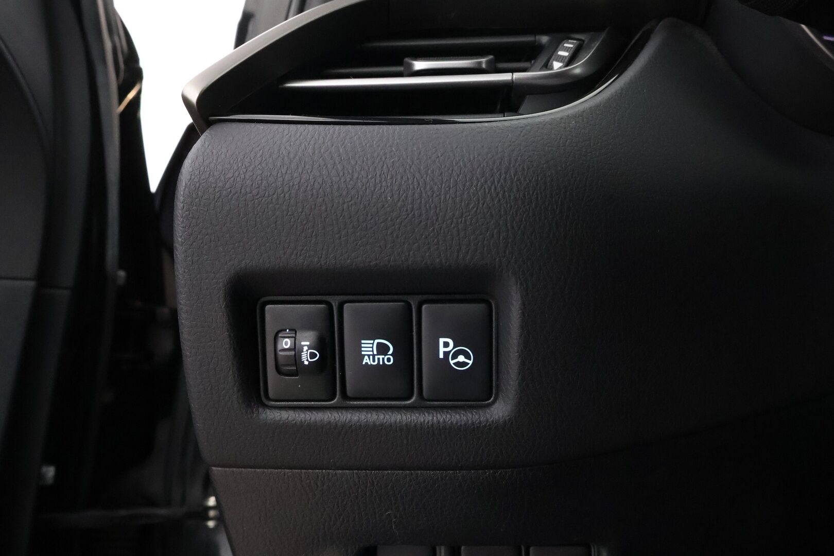 Toyota C-HR 2018 1,8 Hybrid Premium * Adapt.Vakkari / Peruutuskamera / BLIS / Ratinlämmitys / Navi / KeylessGo - Kahdet renkaat aluvantein / Juuri tullut Tampereelle! - HULLUT JOULUT KORKOTARJOUS 2,49% 