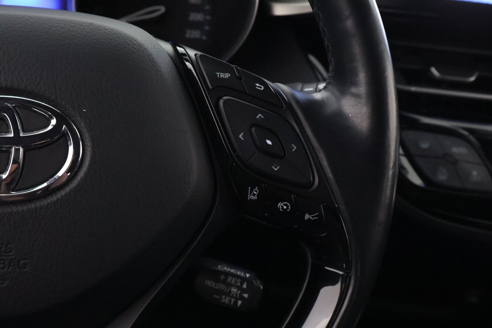 Toyota C-HR 2018 1,8 Hybrid Premium * Adapt.Vakkari / Peruutuskamera / BLIS / Ratinlämmitys / Navi / KeylessGo - Kahdet renkaat aluvantein / Juuri tullut Tampereelle!