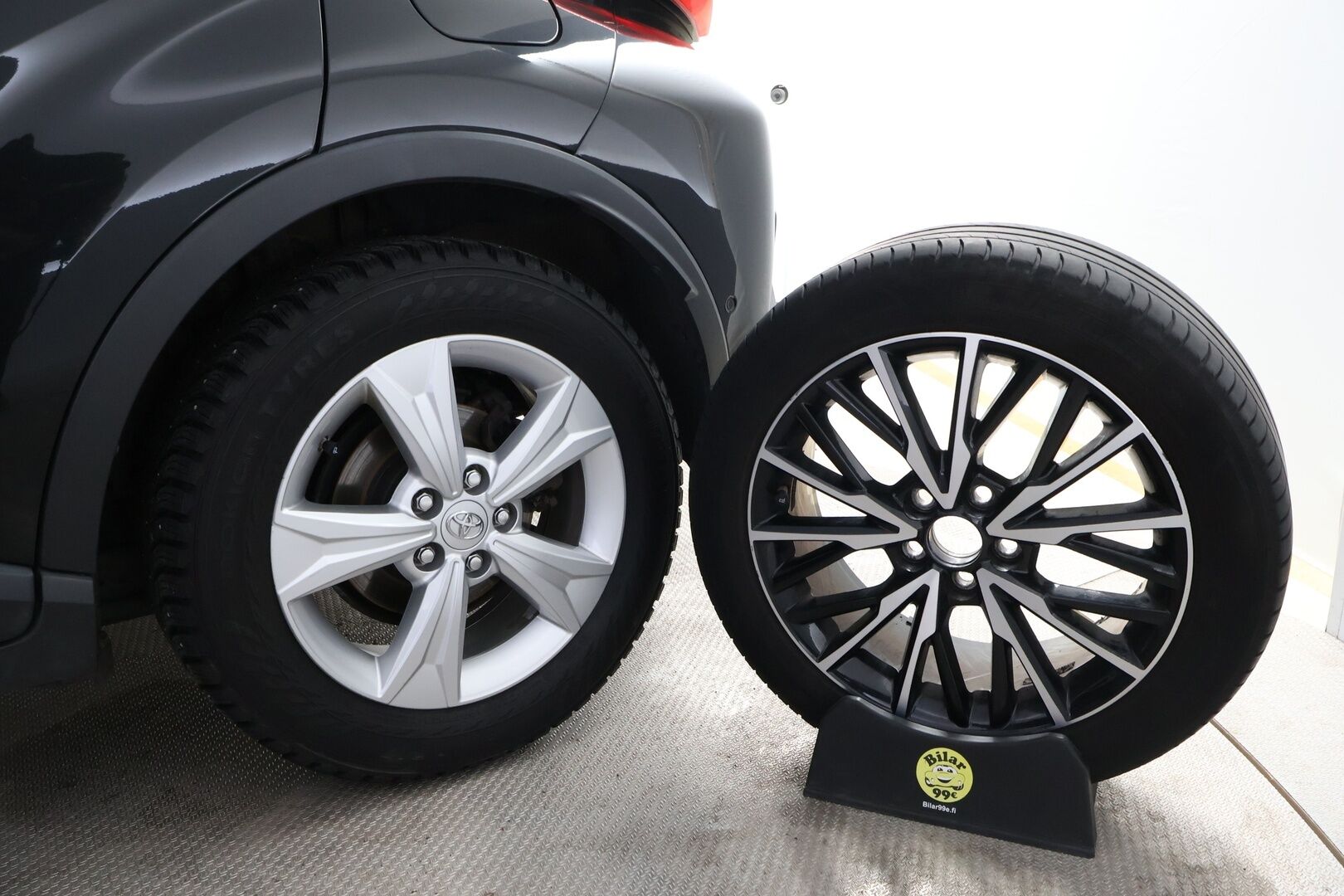 Toyota C-HR 2018 1,8 Hybrid Premium * Adapt.Vakkari / Peruutuskamera / BLIS / Ratinlämmitys / Navi / KeylessGo - Kahdet renkaat aluvantein / Juuri tullut Tampereelle! - HULLUT JOULUT KORKOTARJOUS 2,49% 