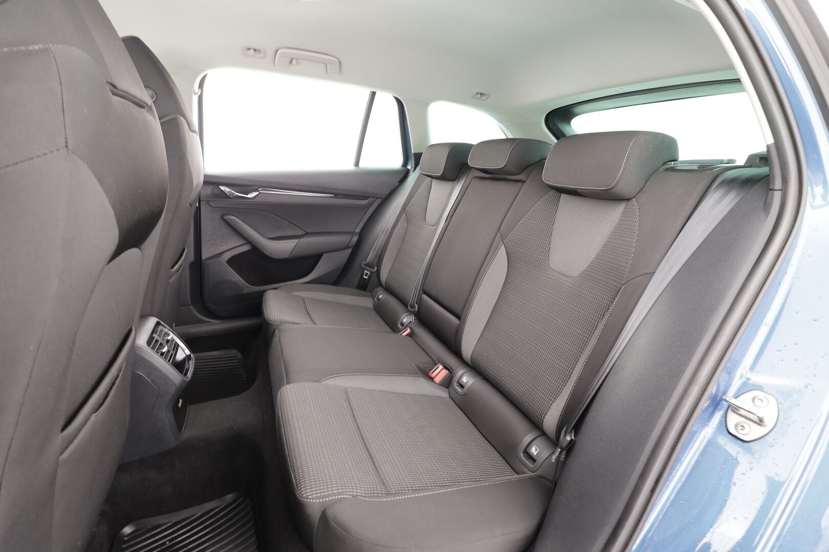 Skoda Octavia 2021 Combi 1,0 TSI Ambition eTEC DSG * Webasto / LED / P.Tutkat / Vakkari / Kaistavahti / Keyless * - 1-om Suomi-auto / Merkkihuollot / Kahdet renkaat aluvanteilla