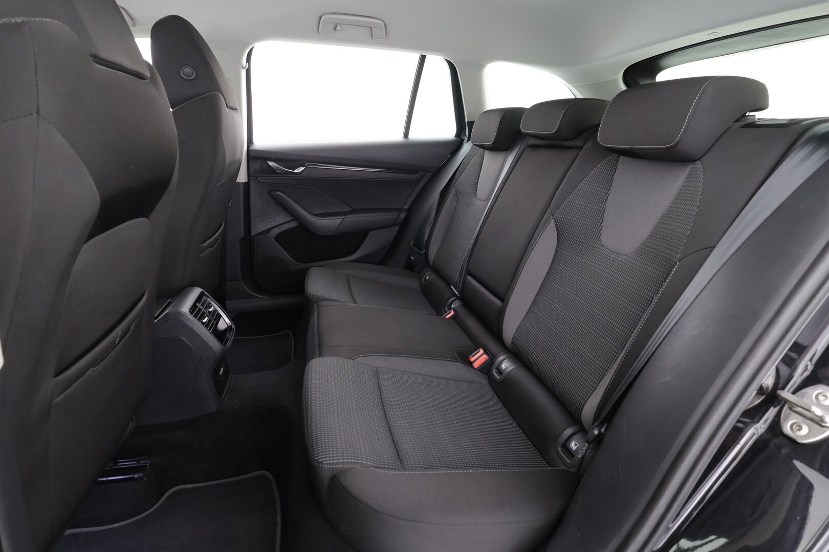 Skoda Octavia 2021 Combi 1,5 TSI Ambition eTEC DSG * LED / P.tutkat / Navi / Kaistavahti / Digimittaristo / Keyless * - Webasto / Koukku / Suomi-auto / Merkkihuollot / Kahdet renkaat aluvanteilla