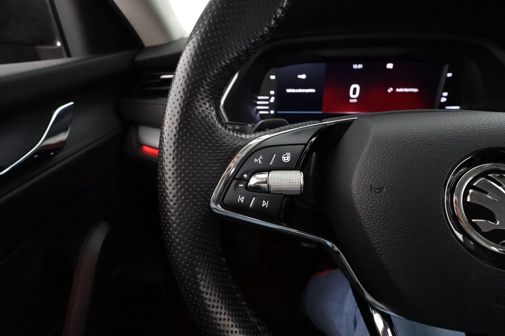 Skoda Octavia 2021 Combi 1,5 TSI Ambition eTEC DSG * LED / P.tutkat / Navi / Kaistavahti / Digimittaristo / Keyless * - Webasto / Koukku / Suomi-auto / Merkkihuollot / Kahdet renkaat aluvanteilla