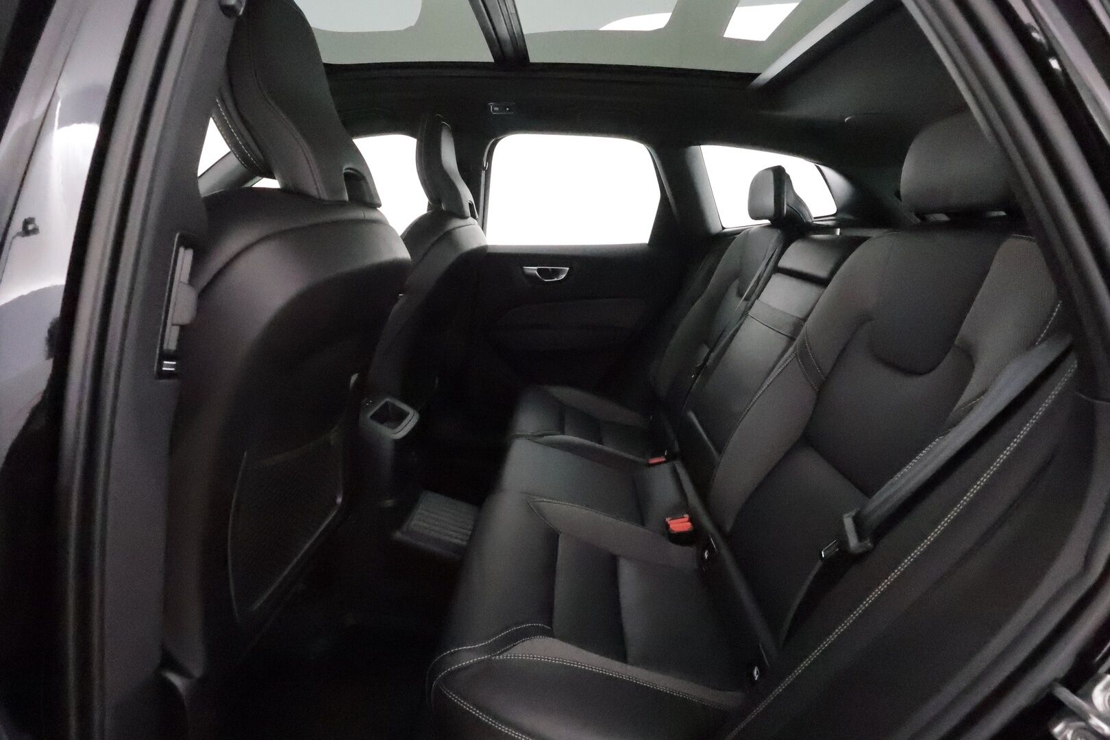 Volvo XC60 2021 T8 TwE AWD Business R-Design  **Panorama / H&K / Muistipenkki / BLIS / Koukku / Adap.vakkari / P-kamera** - 3,99 % KORKOTARJOUS TÄHÄN AUTOON - 1.Om Suomi-auto / kahdet renkaat aluvanteilla