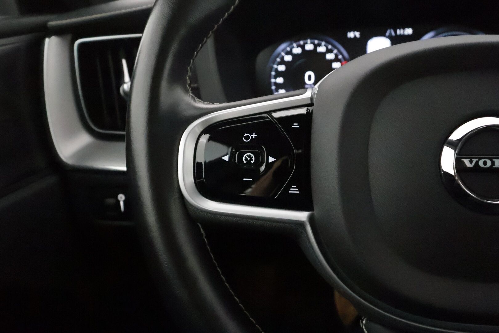 Volvo XC60 2021 T8 TwE AWD Business R-Design  **Panorama / H&K / Muistipenkki / BLIS / Koukku / Adap.vakkari / P-kamera** - 3,99 % KORKOTARJOUS TÄHÄN AUTOON - 1.Om Suomi-auto / kahdet renkaat aluvanteilla