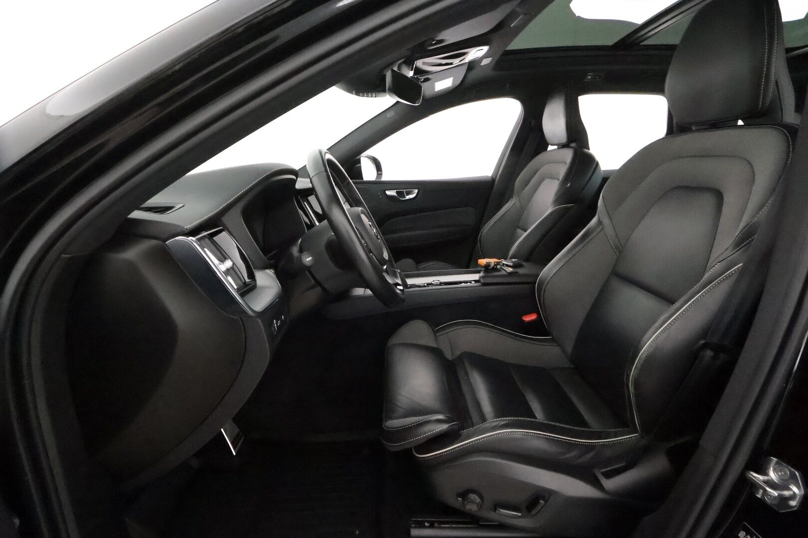Volvo XC60 2021 T8 TwE AWD Business R-Design  **Panorama / H&K / Muistipenkki / BLIS / Koukku / Adap.vakkari / P-kamera** - 3,99 % KORKOTARJOUS TÄHÄN AUTOON - 1.Om Suomi-auto / kahdet renkaat aluvanteilla
