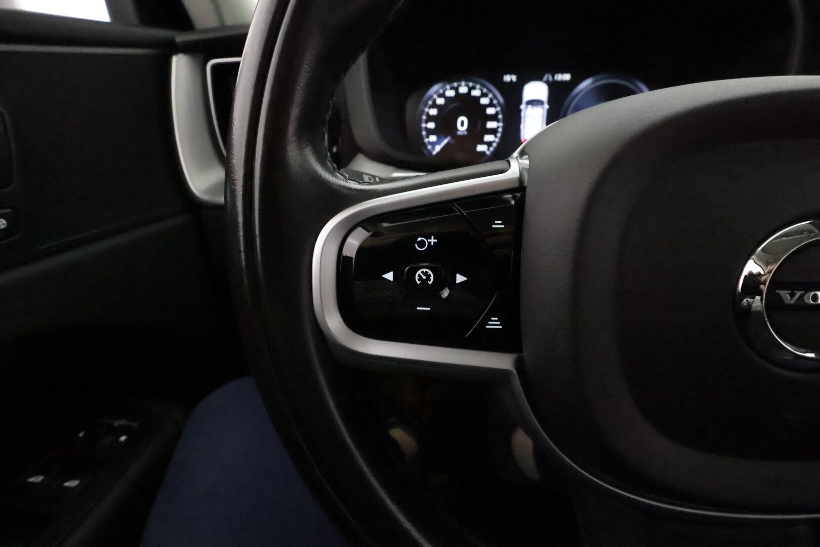 Volvo XC60 2021 T6 TwE AWD Business Inscription aut. *ACC / Panorama / Muistipenkki / Full LED / P.kamera / Koukku / Webasto / Navi* - BLIS / Suomi-auto / Kahdet renkaat aluvanteilla / Merkkihuollettu