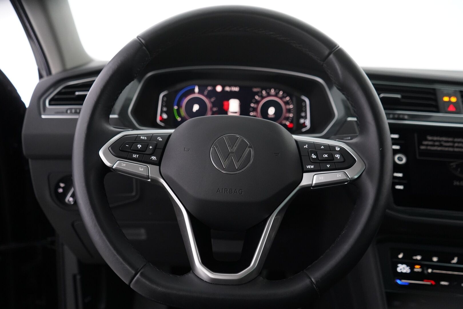 Volkswagen Tiguan 2021 Style Business eHybrid 180kW DSG *ACC / IQ-Lights / P-Kamera / Keyless* - 3,99 % KORKOTARJOUS TÄHÄN AUTOON - Kahdet hyvät renkaat / Merkkihuollettu