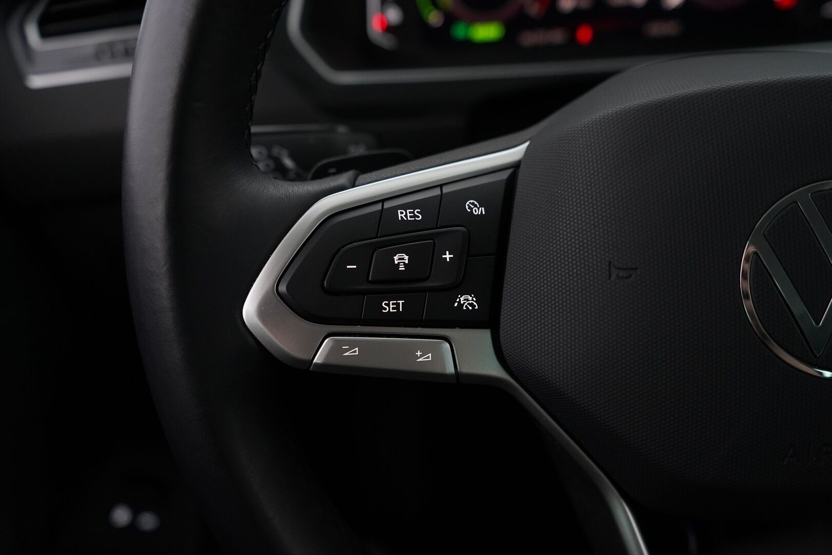 Volkswagen Tiguan 2021 Style Business eHybrid 180kW DSG *ACC / IQ-Lights / P-Kamera / Keyless* - 3,99 % KORKOTARJOUS TÄHÄN AUTOON - Kahdet hyvät renkaat / Merkkihuollettu