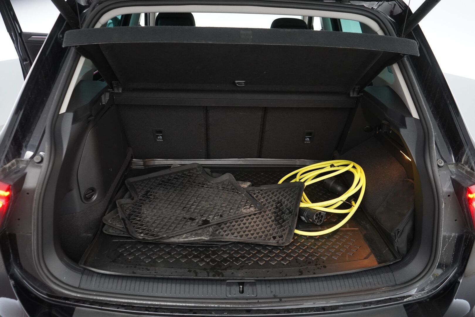 Volkswagen Tiguan 2021 Style Business eHybrid 180kW DSG *ACC / IQ-Lights / P-Kamera / Keyless* - 3,99 % KORKOTARJOUS TÄHÄN AUTOON - Kahdet hyvät renkaat / Merkkihuollettu