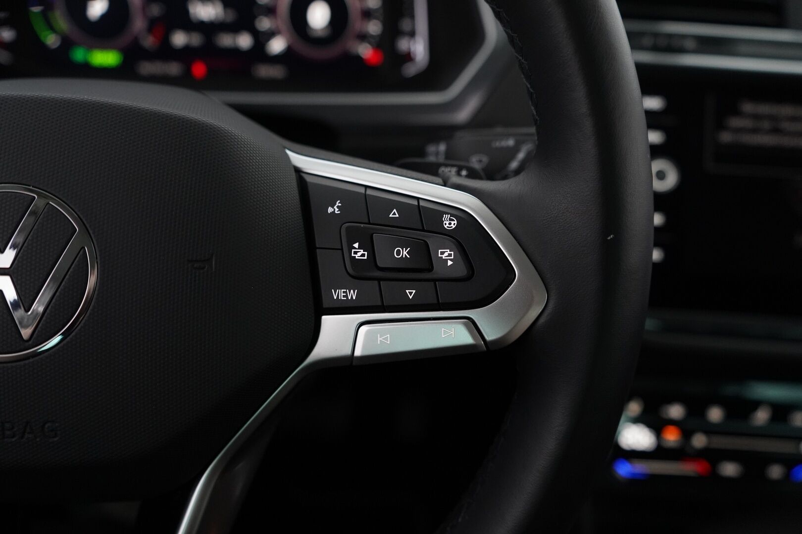 Volkswagen Tiguan 2021 Style Business eHybrid 180kW DSG *ACC / IQ-Lights / P-Kamera / Keyless* - 3,99 % KORKOTARJOUS TÄHÄN AUTOON - Kahdet hyvät renkaat / Merkkihuollettu