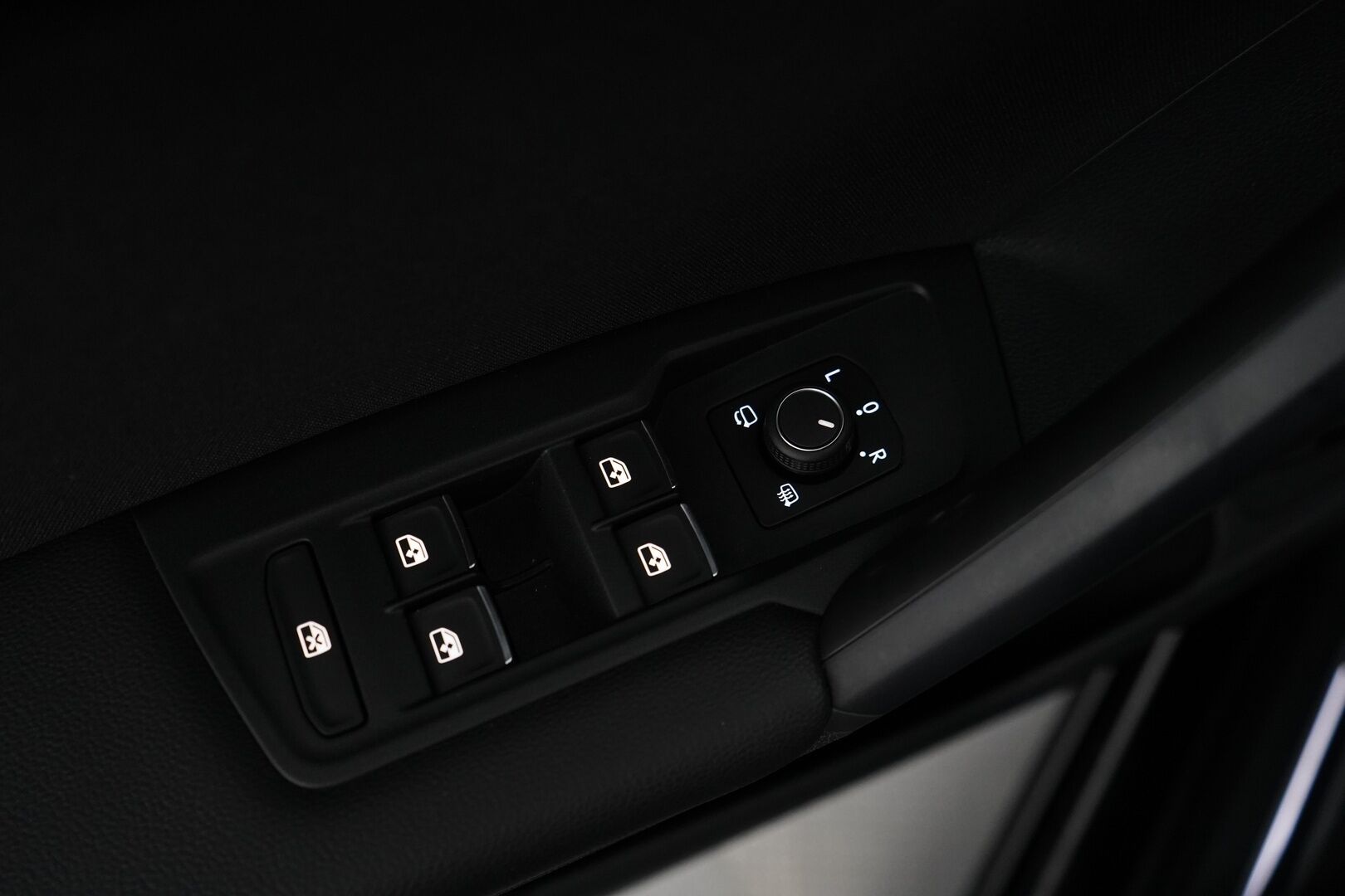 Volkswagen Tiguan 2021 Style Business eHybrid 180kW DSG *ACC / IQ-Lights / P-Kamera / Keyless* - 3,99 % KORKOTARJOUS TÄHÄN AUTOON - Kahdet hyvät renkaat / Merkkihuollettu