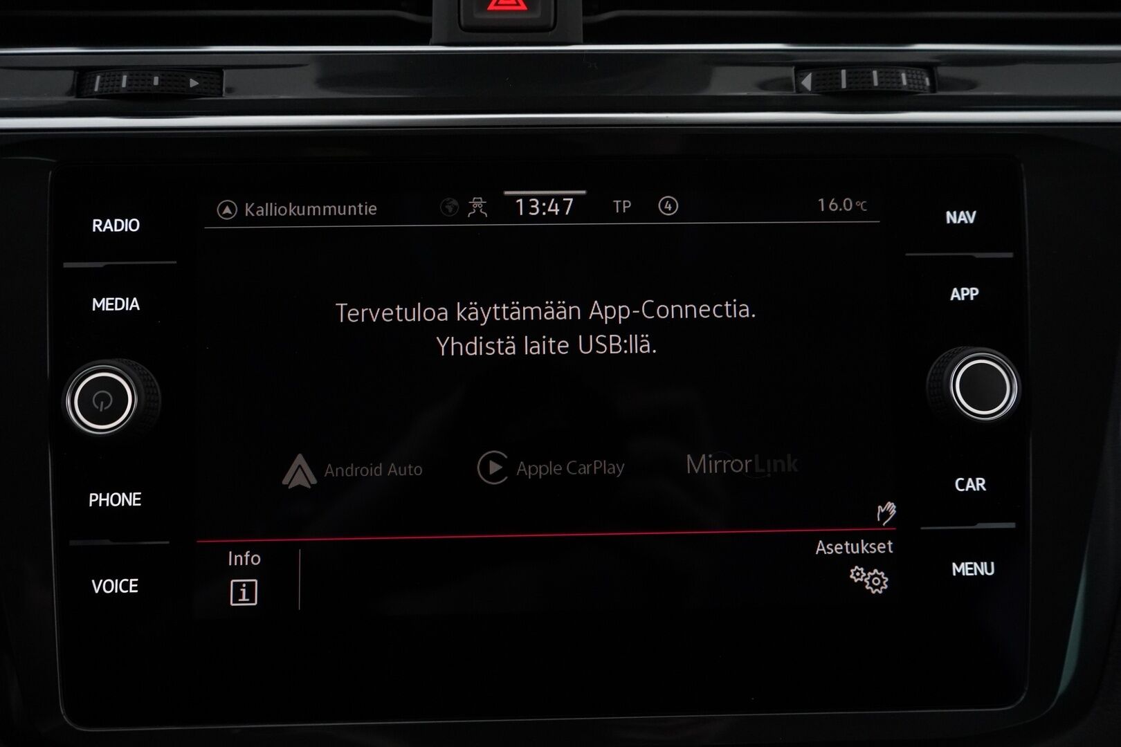 Volkswagen Tiguan 2021 Style Business eHybrid 180kW DSG *ACC / IQ-Lights / P-Kamera / Keyless* - 3,99 % KORKOTARJOUS TÄHÄN AUTOON - Kahdet hyvät renkaat / Merkkihuollettu