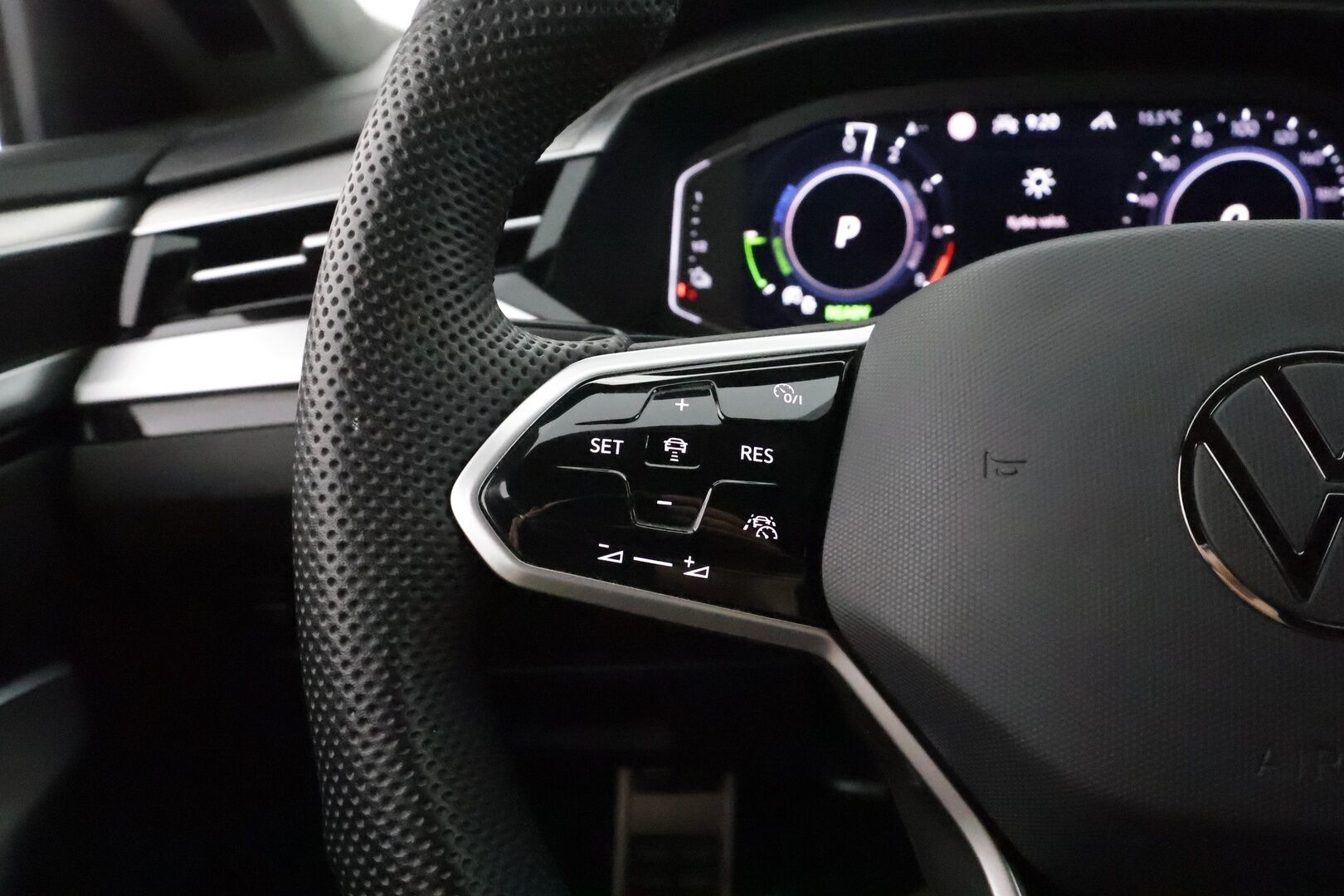 Volkswagen Arteon 2021 Shooting Brake R-Line eHybrid 160 kW DSG ** HUD / Webasto / Koukku / Adapt.Vakkari / Adapt.LED / P.Tutkat / Navi ** - 1.Om Suomi-auto / 2x Renkaat / Akku Kuntotarkistettu!