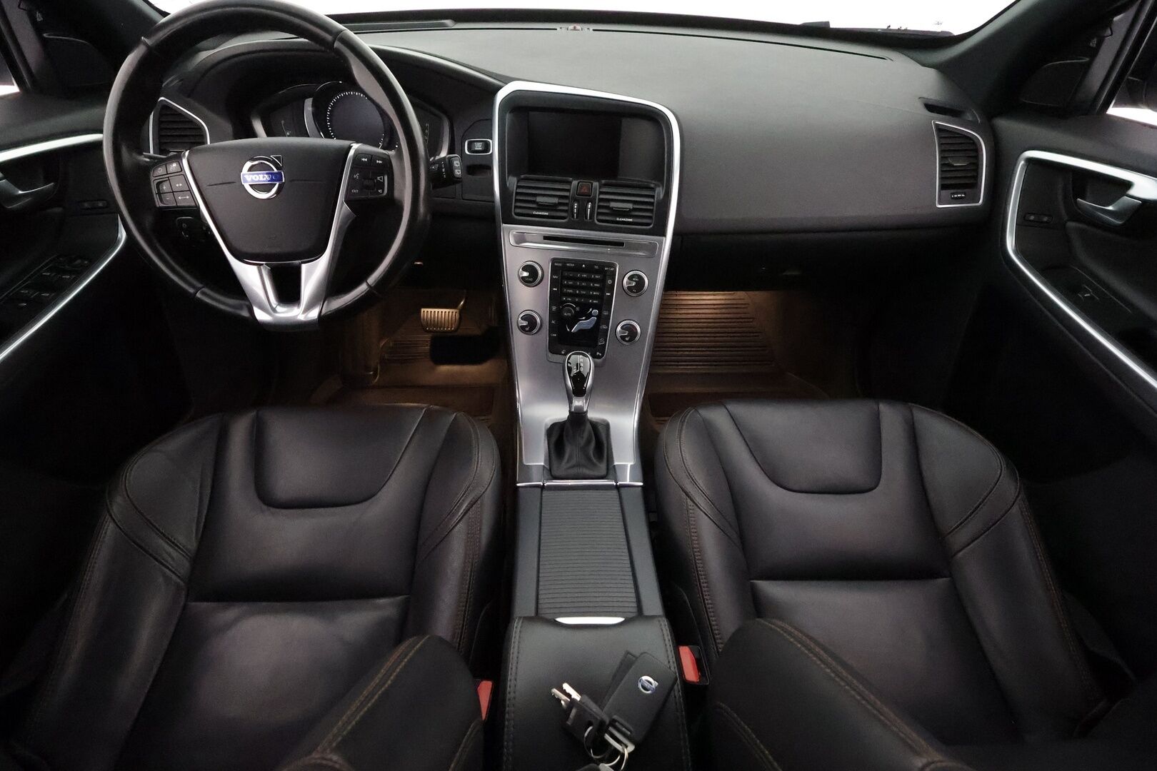 Volvo XC60 2017 D4 AWD Business Summum aut **Merkkihuollettu / Adapt. vakkari / Panorama / Navi / BLIS / Keyless / Muistipenkki**