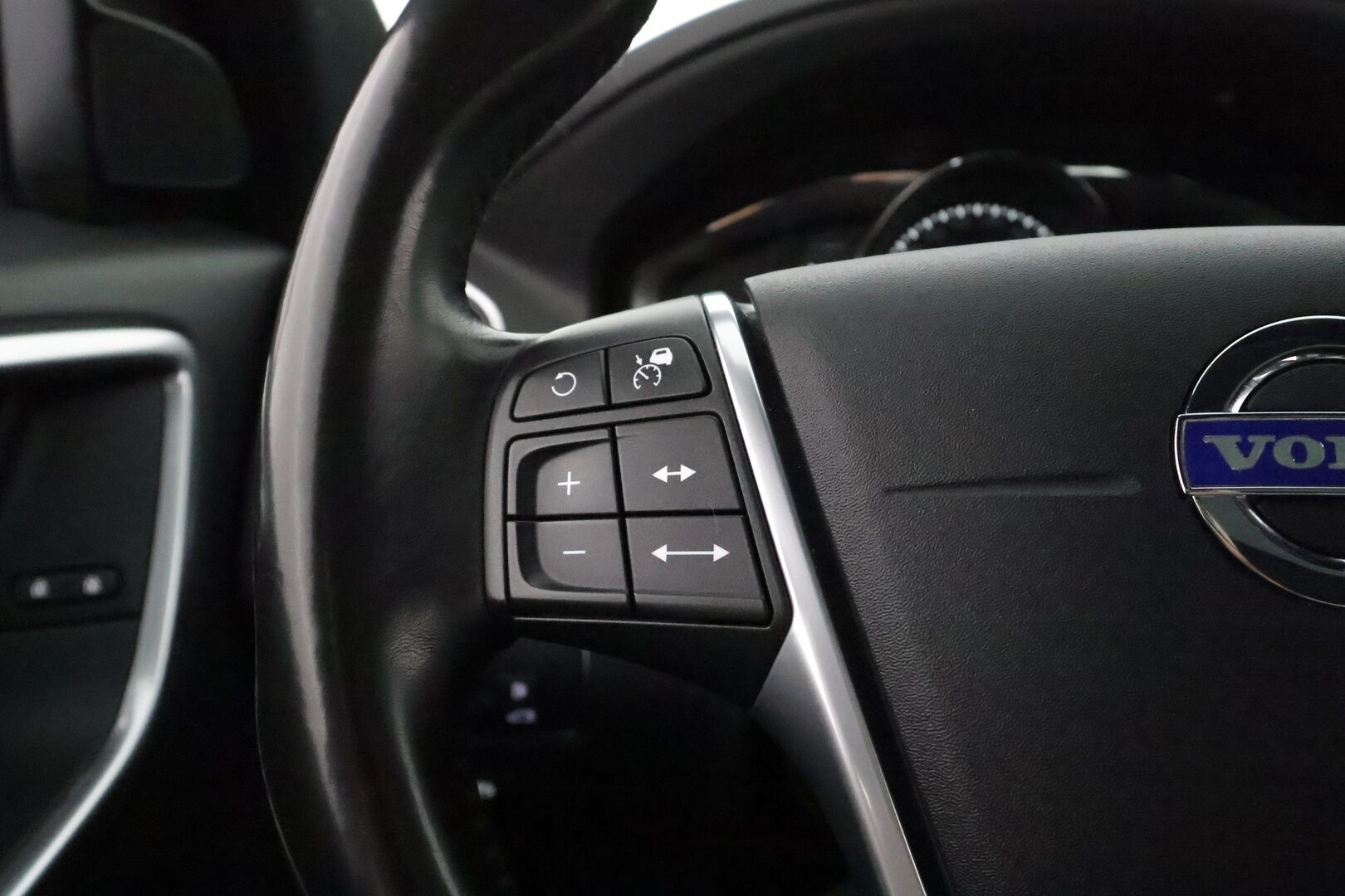 Volvo XC60 2017 D4 AWD Business Summum aut **Merkkihuollettu / Adapt. vakkari / Panorama / Navi / BLIS / Keyless / Muistipenkki**