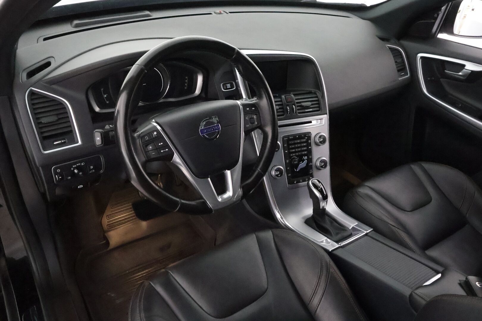 Volvo XC60 2017 D4 AWD Business Summum aut **Merkkihuollettu / Adapt. vakkari / Panorama / Navi / BLIS / Keyless / Muistipenkki**