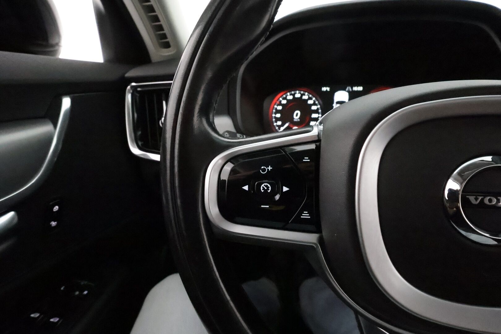 Volvo V90 2018 D4 AWD Momentum Advanced **Webasto / Adapt.vakkari / Koukku / LED / KeylessGo / P.tutka **