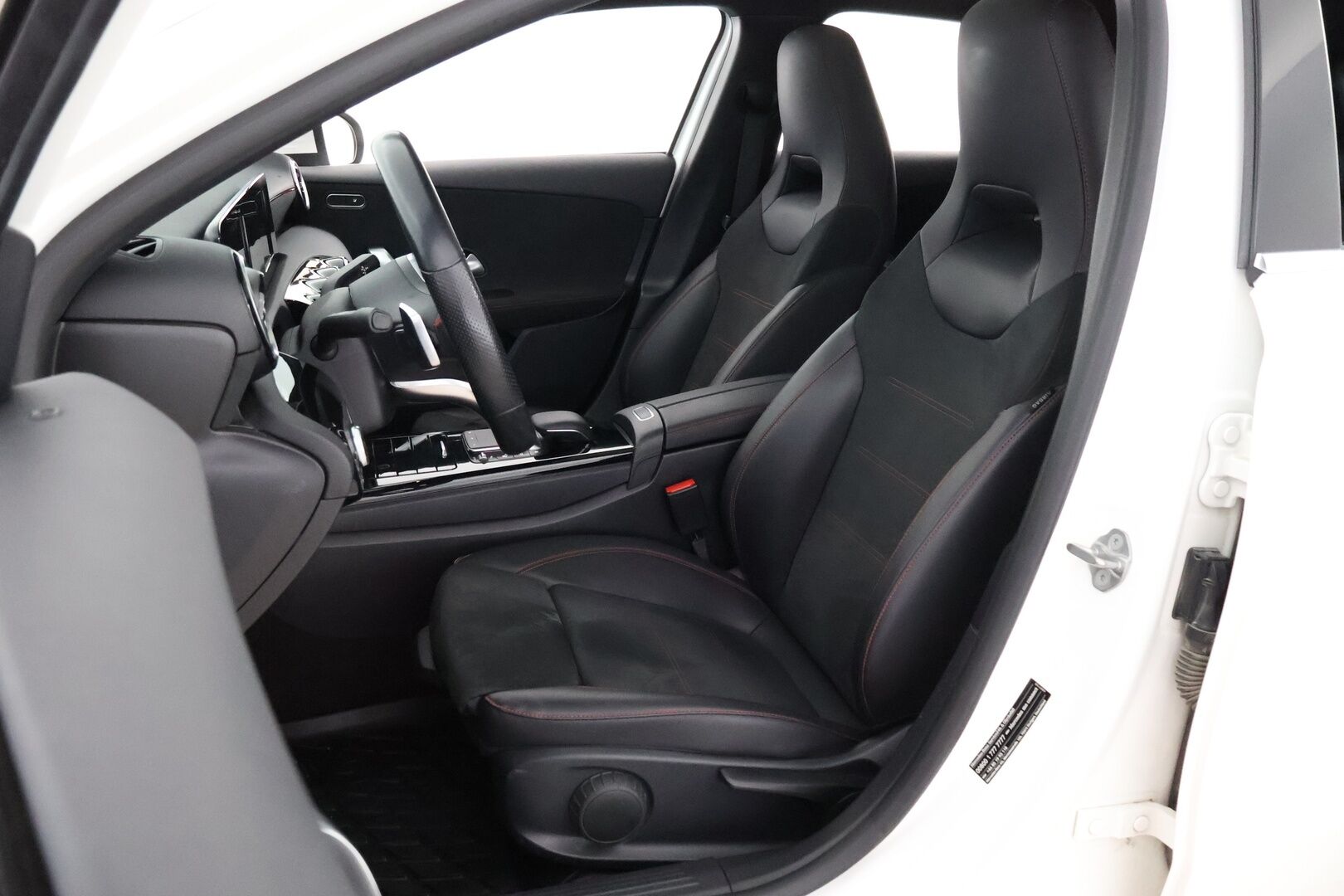 Mercedes-Benz A 2021 250 e A Business AMG Edition EQ Power * Widescreen / Nahka-Alcantara / Kattoluukku / LED High Performance / Peruutuskamera - 2x Renkaat aluvantein / 2x Laturit / Upea yksilö!