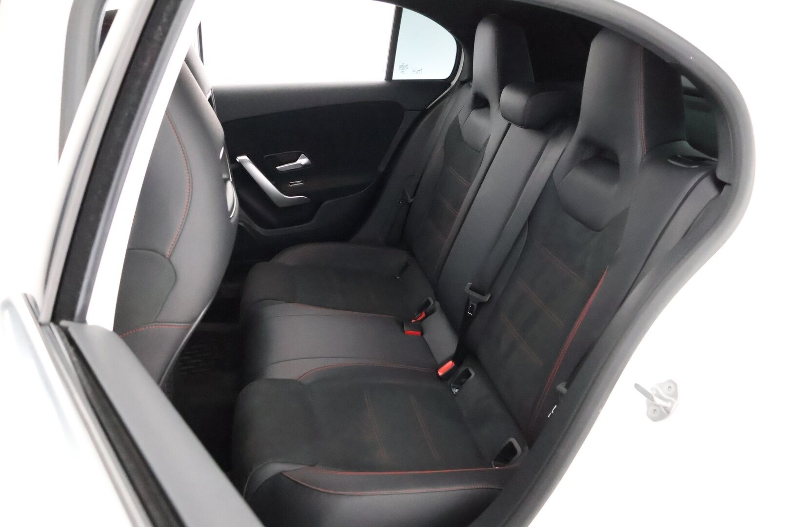 Mercedes-Benz A 2021 250 e A Business AMG Edition EQ Power * Widescreen / Nahka-Alcantara / Kattoluukku / LED High Performance / Peruutuskamera - 2x Renkaat aluvantein / 2x Laturit / Upea yksilö!