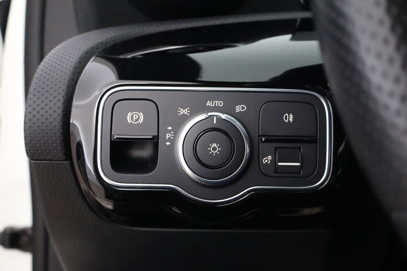 Mercedes-Benz A 2021 250 e A Business AMG Edition EQ Power * Widescreen / Nahka-Alcantara / Kattoluukku / LED High Performance / Peruutuskamera - 2x Renkaat aluvantein / 2x Laturit / Upea yksilö!