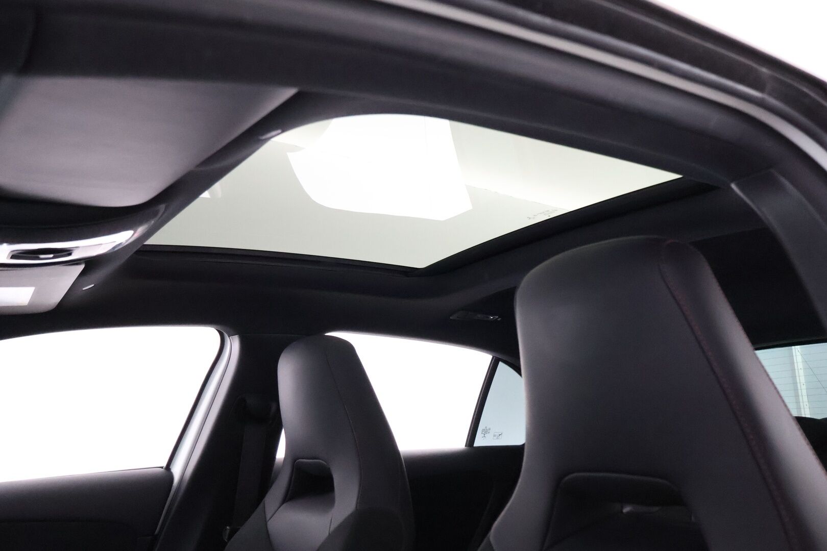 Mercedes-Benz A 2021 250 e A Business AMG Edition EQ Power * Widescreen / Nahka-Alcantara / Kattoluukku / LED High Performance / Peruutuskamera - 2x Renkaat aluvantein / 2x Laturit / Upea yksilö!