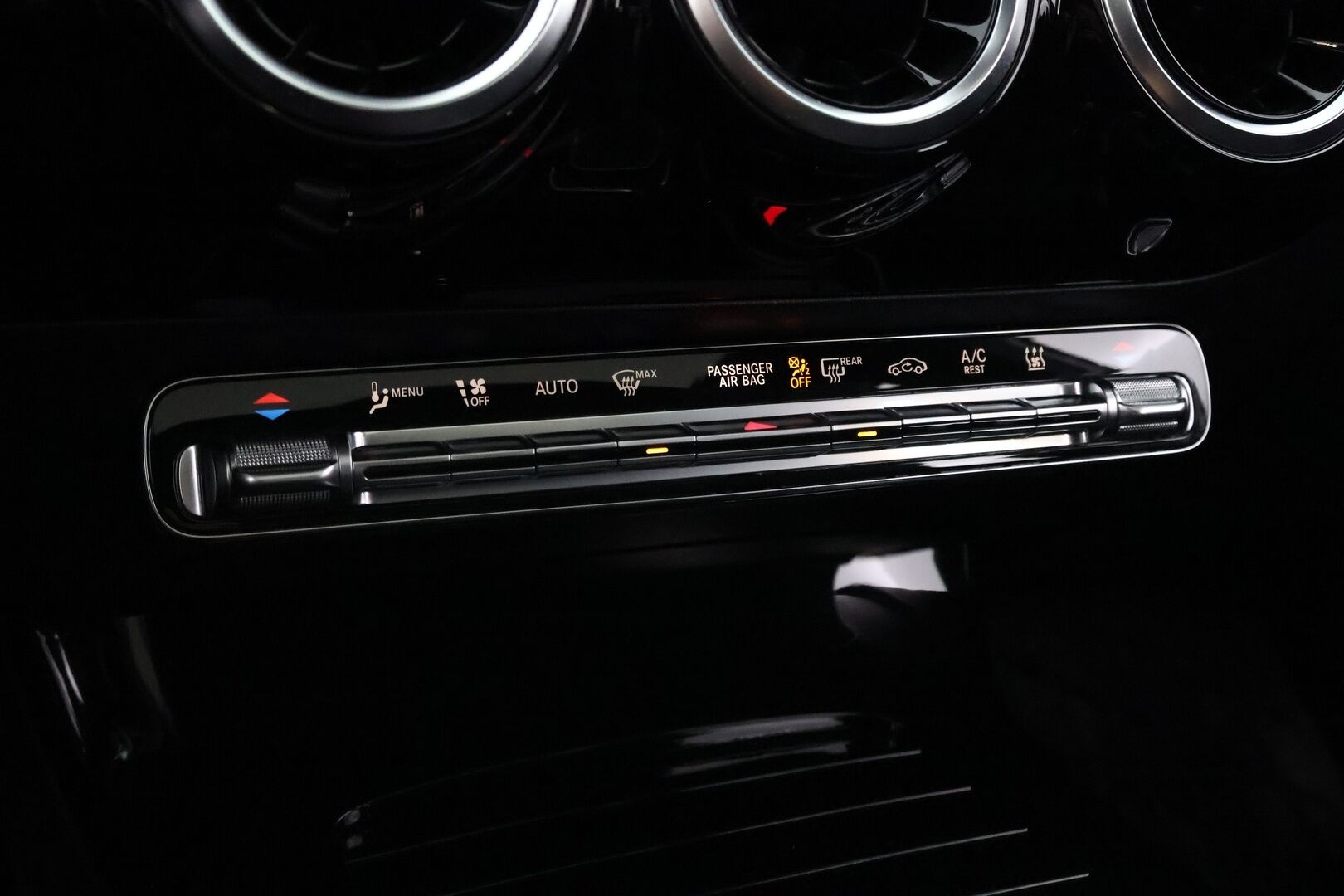 Mercedes-Benz A 2021 250 e A Business AMG Edition EQ Power * Widescreen / Nahka-Alcantara / Kattoluukku / LED High Performance / Peruutuskamera - 2x Renkaat aluvantein / 2x Laturit / Upea yksilö!
