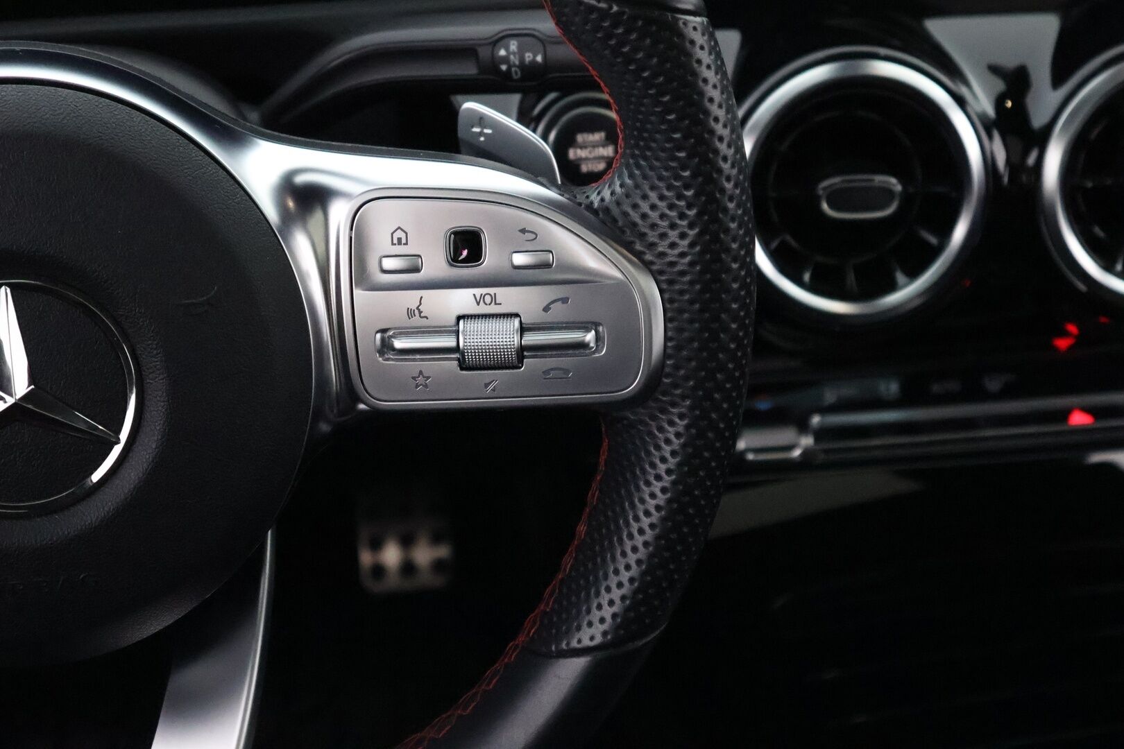 Mercedes-Benz A 2021 250 e A Business AMG Edition EQ Power * Widescreen / Nahka-Alcantara / Kattoluukku / LED High Performance / Peruutuskamera - 2x Renkaat aluvantein / 2x Laturit / Upea yksilö!
