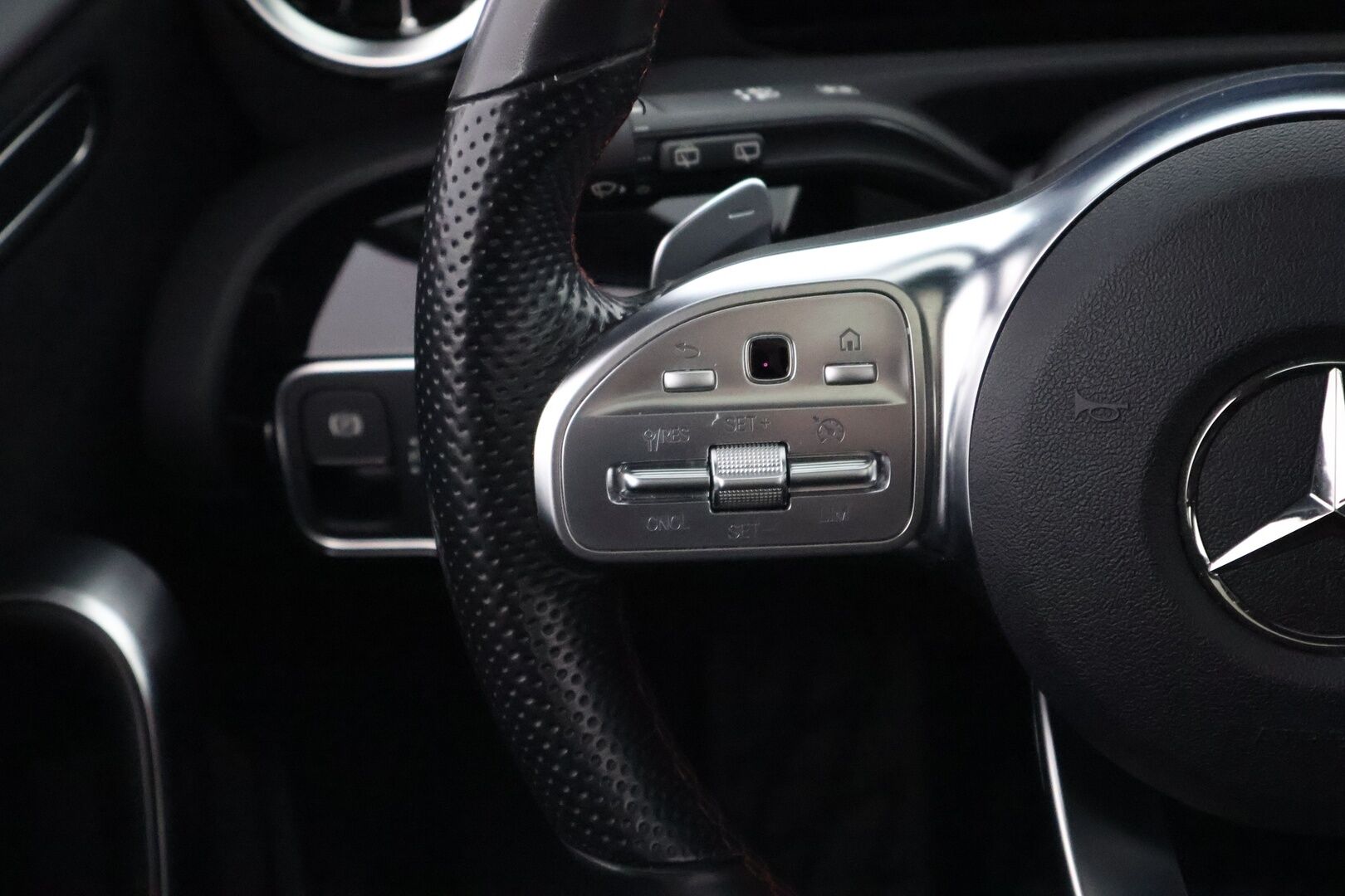 Mercedes-Benz A 2021 250 e A Business AMG Edition EQ Power * Widescreen / Nahka-Alcantara / Kattoluukku / LED High Performance / Peruutuskamera - 2x Renkaat aluvantein / 2x Laturit / Upea yksilö!