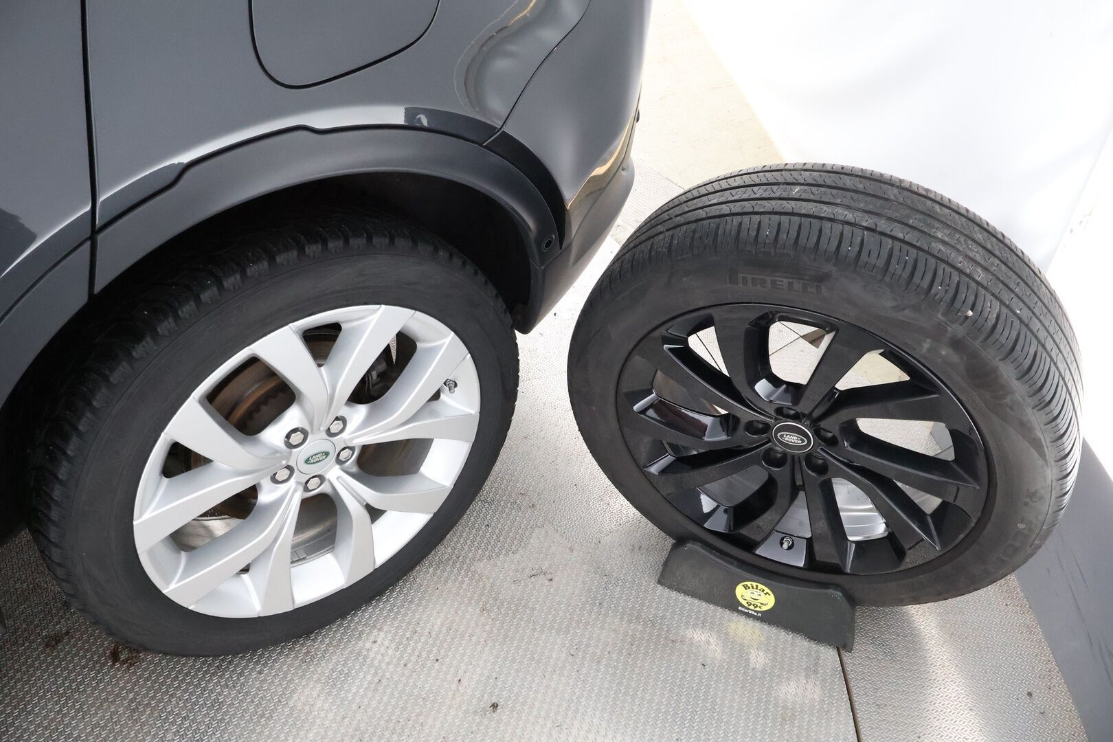 Land Rover Discovery Sport 2021 P300e Plug-in Hybrid AWD SE - 3,99 % KORKOTARJOUS TÄHÄN AUTOON - 1Om Suomiauto / Merkkihuollot / Meridian Surround Audio / 360-Kamera / Nahkasisusta / Adapt.LED / KeylessGo / Apple&Android / BLIS / Todella Näyttävä!