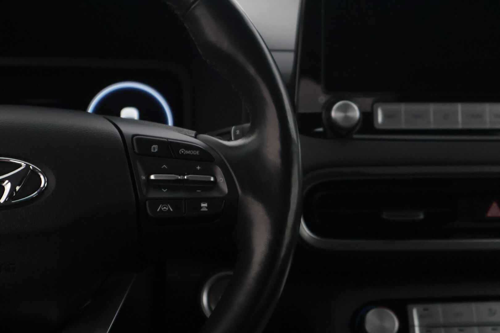 Hyundai KONA 2022 electric 64 kWh 204 hv Style MY21 * ILP / HUD / ACC / Digimittaristo / Peruutuskamera / BLIS / Sähköpenkit / Lämpöratti * - * Akku tarkistettu / Siistikuntoinen / 2x hyvät renkaat vanteineen *