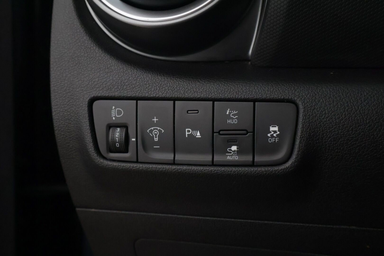 Hyundai KONA 2022 electric 64 kWh 204 hv Style MY21 * ILP / HUD / ACC / Digimittaristo / Peruutuskamera / BLIS / Sähköpenkit / Lämpöratti * - * Akku tarkistettu / Siistikuntoinen / 2x hyvät renkaat vanteineen *