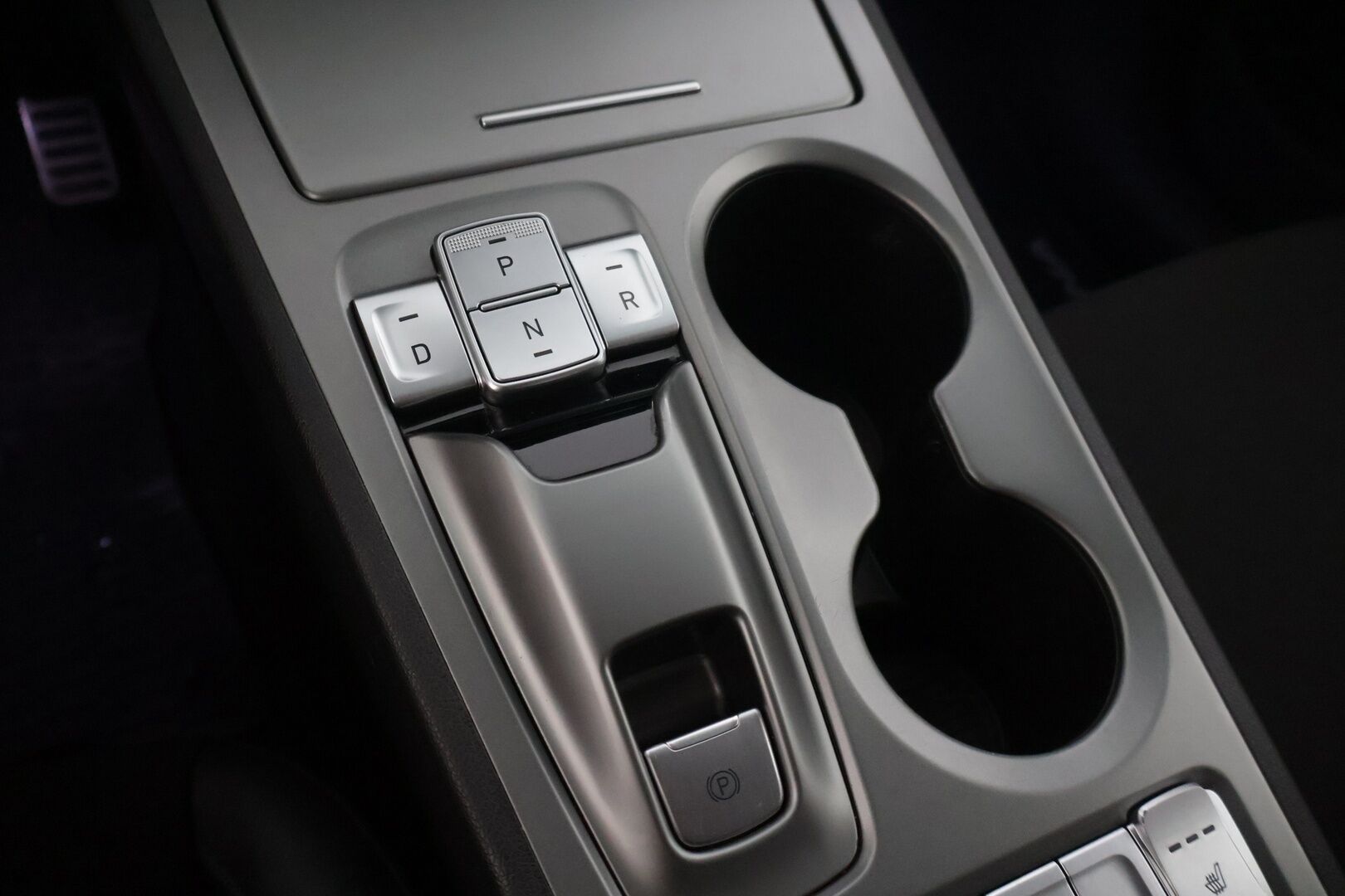 Hyundai KONA 2022 electric 64 kWh 204 hv Style MY21 * ILP / HUD / ACC / Digimittaristo / Peruutuskamera / BLIS / Sähköpenkit / Lämpöratti * - * Akku tarkistettu / Siistikuntoinen / 2x hyvät renkaat vanteineen *