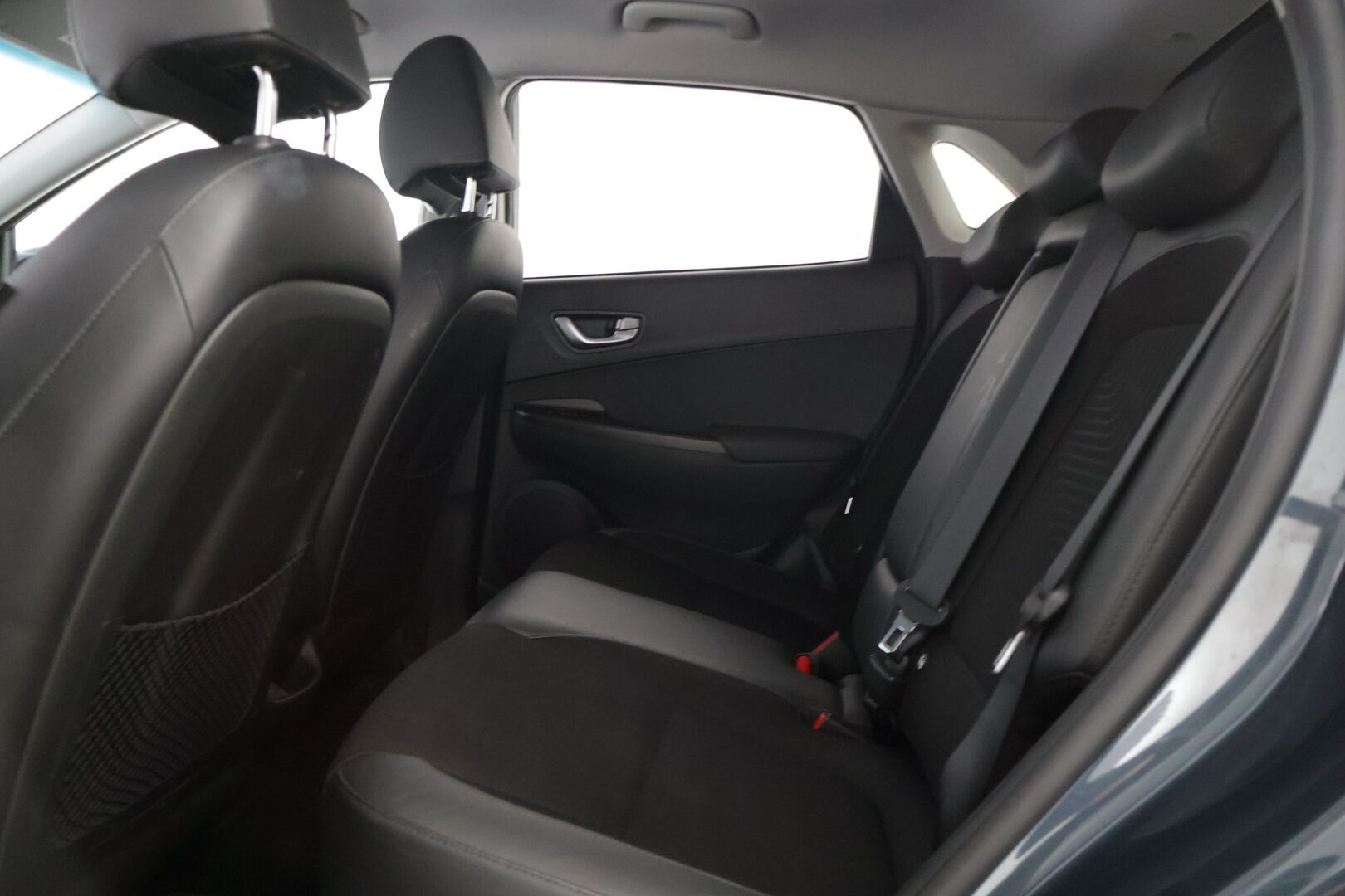 Hyundai KONA 2022 electric 64 kWh 204 hv Style MY21 * ILP / HUD / ACC / Digimittaristo / Peruutuskamera / BLIS / Sähköpenkit / Lämpöratti * - * Akku tarkistettu / Siistikuntoinen / 2x hyvät renkaat vanteineen *