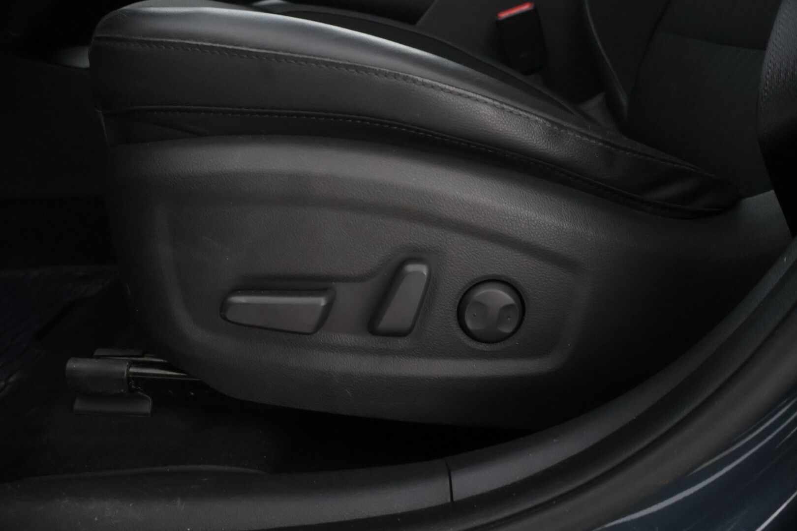 Hyundai KONA 2022 electric 64 kWh 204 hv Style MY21 * ILP / HUD / ACC / Digimittaristo / Peruutuskamera / BLIS / Sähköpenkit / Lämpöratti * - * Akku tarkistettu / Siistikuntoinen / 2x hyvät renkaat vanteineen *