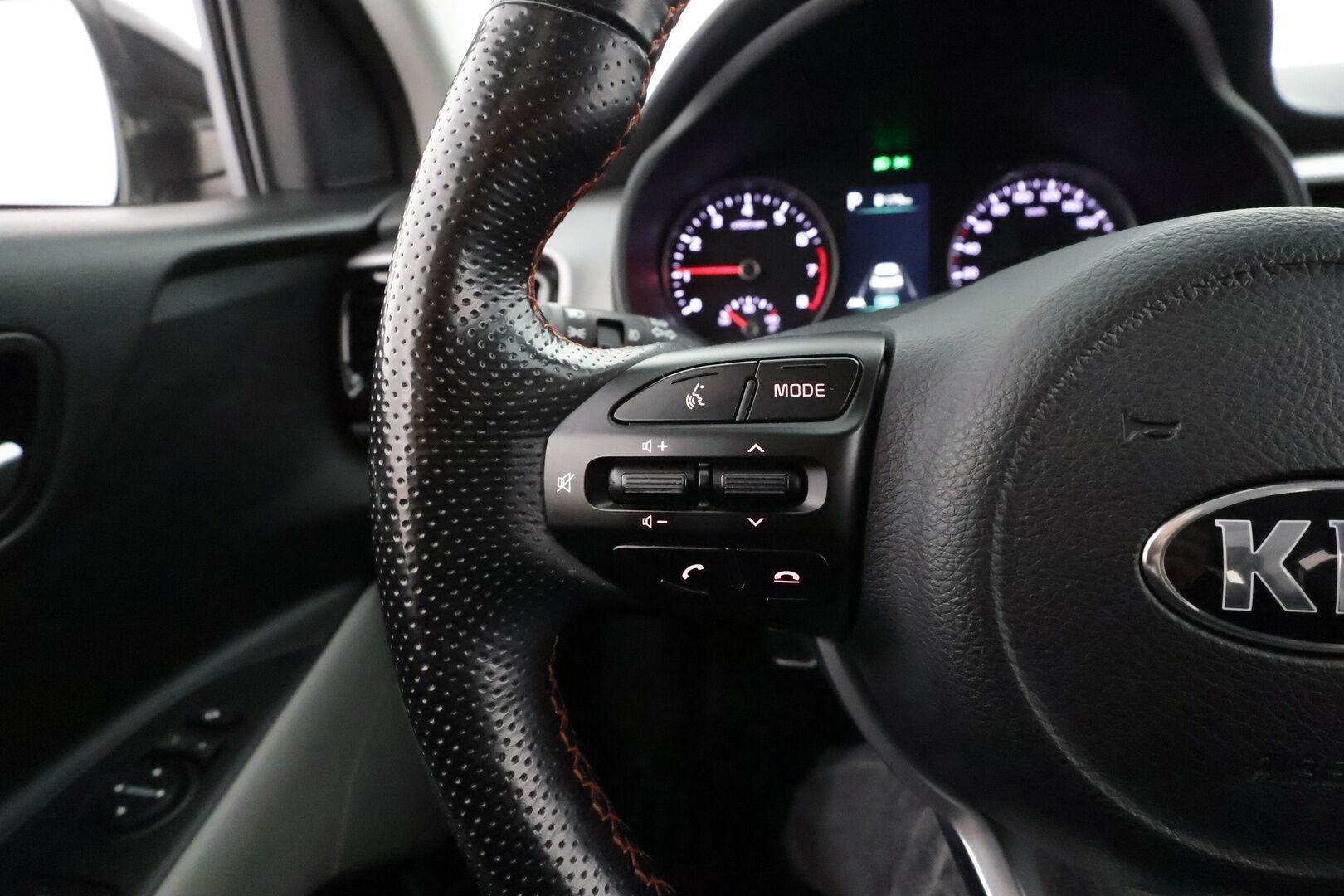 Kia Stonic 2021 1,0 T-GDI Mild Hybrid 120hv EX Design DCT * Vakkari / P.kamera / Koukku / Lohko+Sisä / LED / Puolinahat * - 1.Om Suomi-auto / Kahdet renkaat aluvanteilla / Merkkihuollettu