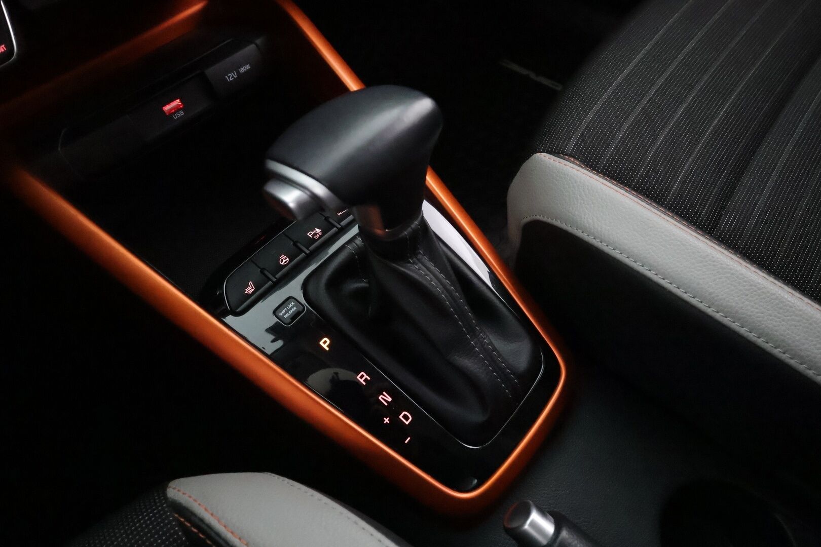 Kia Stonic 2021 1,0 T-GDI Mild Hybrid 120hv EX Design DCT * Vakkari / P.kamera / Koukku / Lohko+Sisä / LED / Puolinahat * - 1.Om Suomi-auto / Kahdet renkaat aluvanteilla / Merkkihuollettu