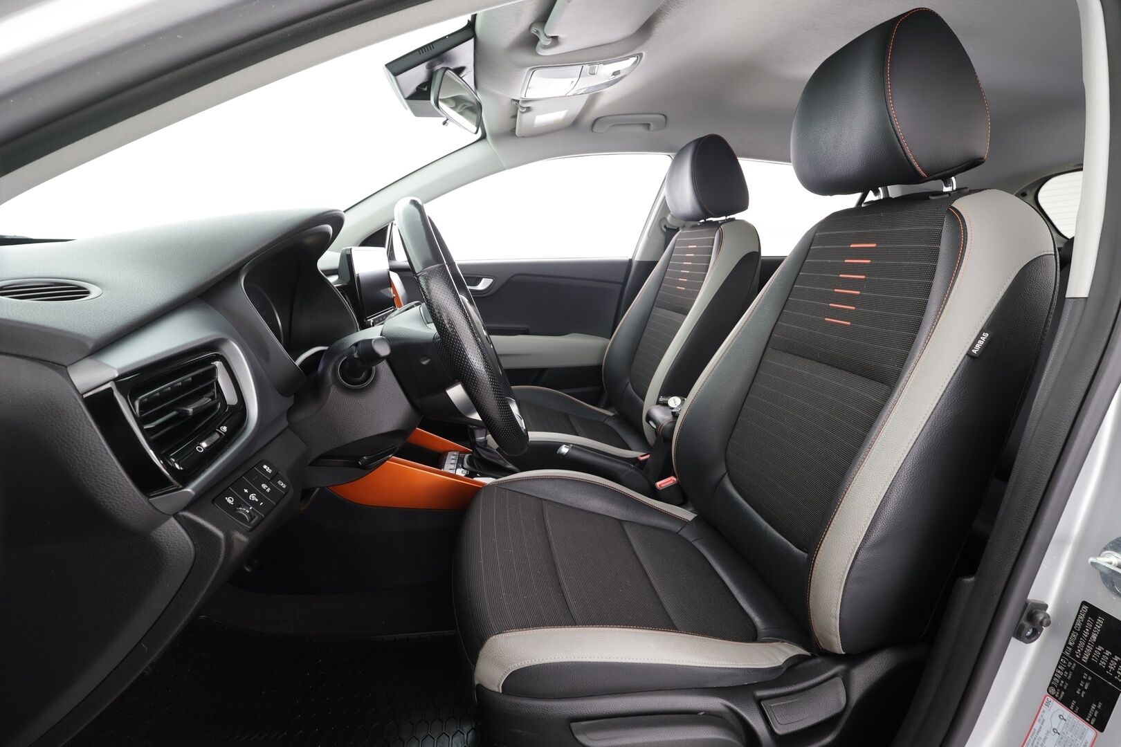 Kia Stonic 2021 1,0 T-GDI Mild Hybrid 120hv EX Design DCT * Vakkari / P.kamera / Koukku / Lohko+Sisä / LED / Puolinahat * - 1.Om Suomi-auto / Kahdet renkaat aluvanteilla / Merkkihuollettu