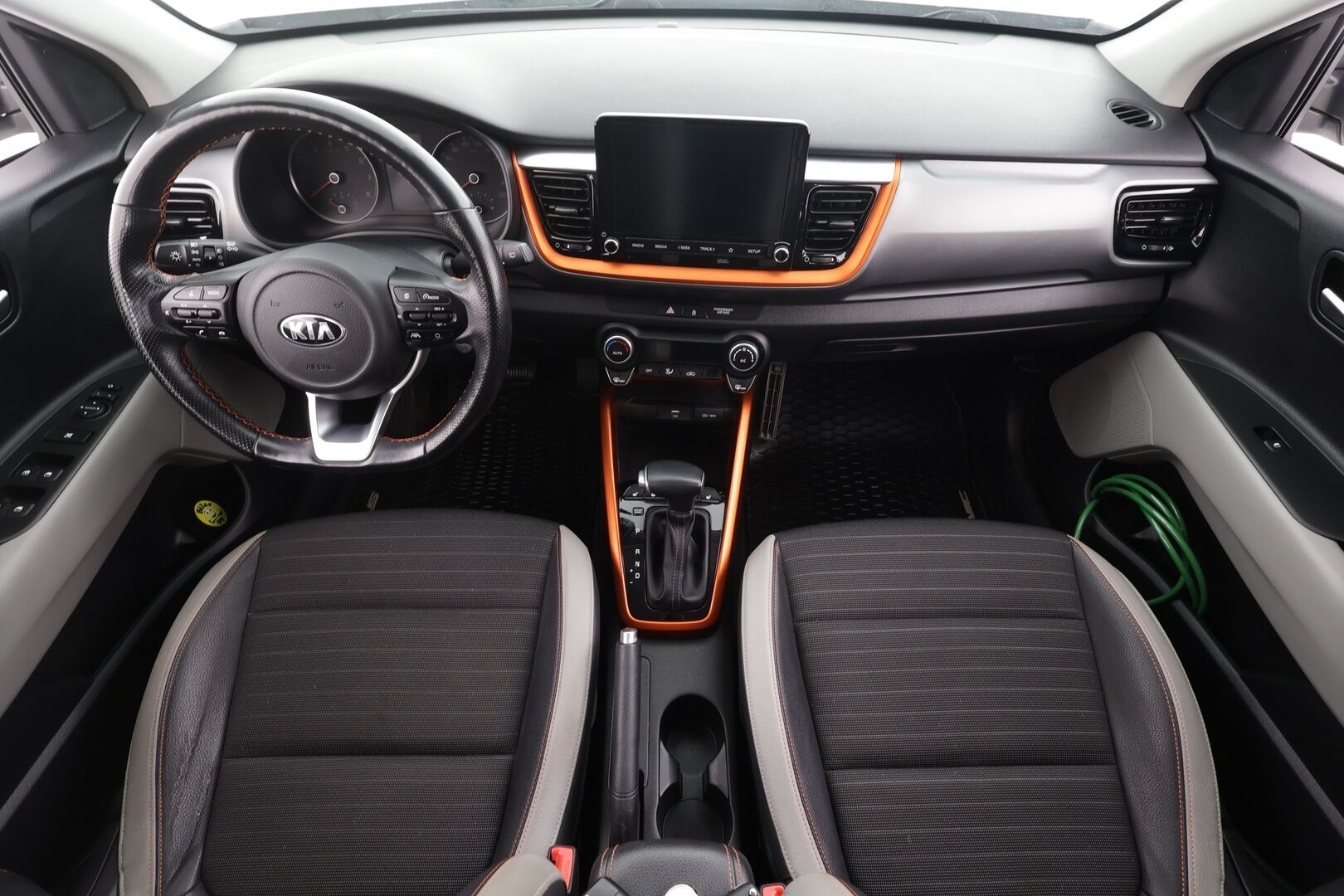 Kia Stonic 2021 1,0 T-GDI Mild Hybrid 120hv EX Design DCT * Vakkari / P.kamera / Koukku / Lohko+Sisä / LED / Puolinahat * - 1.Om Suomi-auto / Kahdet renkaat aluvanteilla / Merkkihuollettu