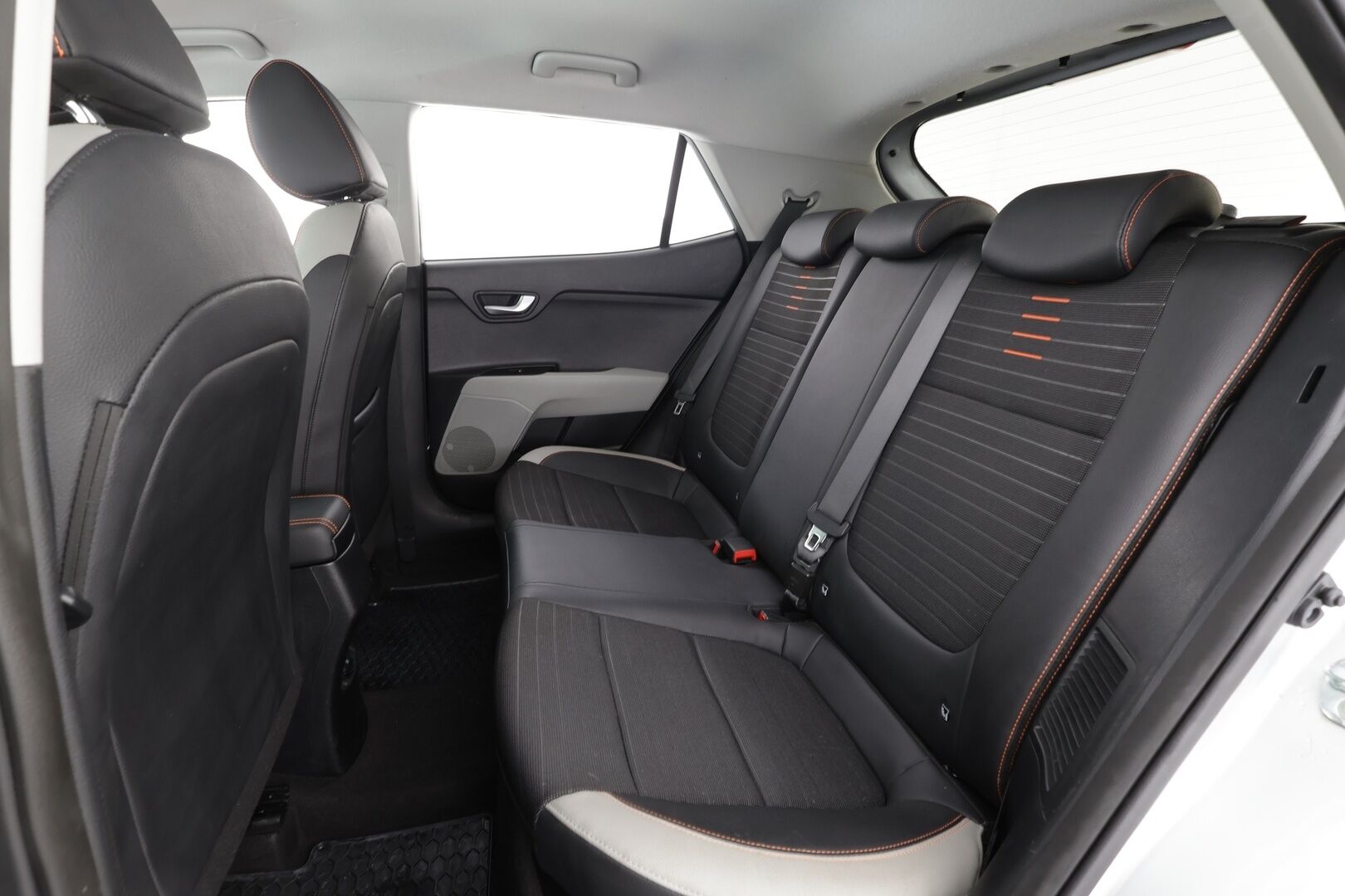 Kia Stonic 2021 1,0 T-GDI Mild Hybrid 120hv EX Design DCT * Vakkari / P.kamera / Koukku / Lohko+Sisä / LED / Puolinahat * - 1.Om Suomi-auto / Kahdet renkaat aluvanteilla / Merkkihuollettu